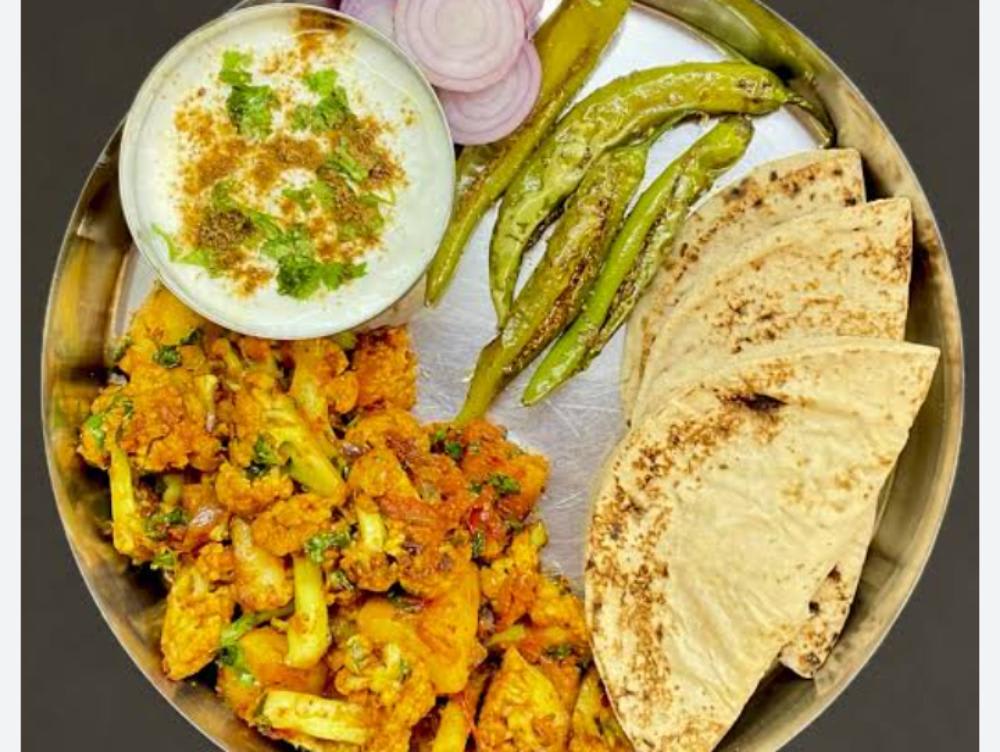 Aalu gobhi ki sabji Bundi ka rayta 6 roti salad 🥗