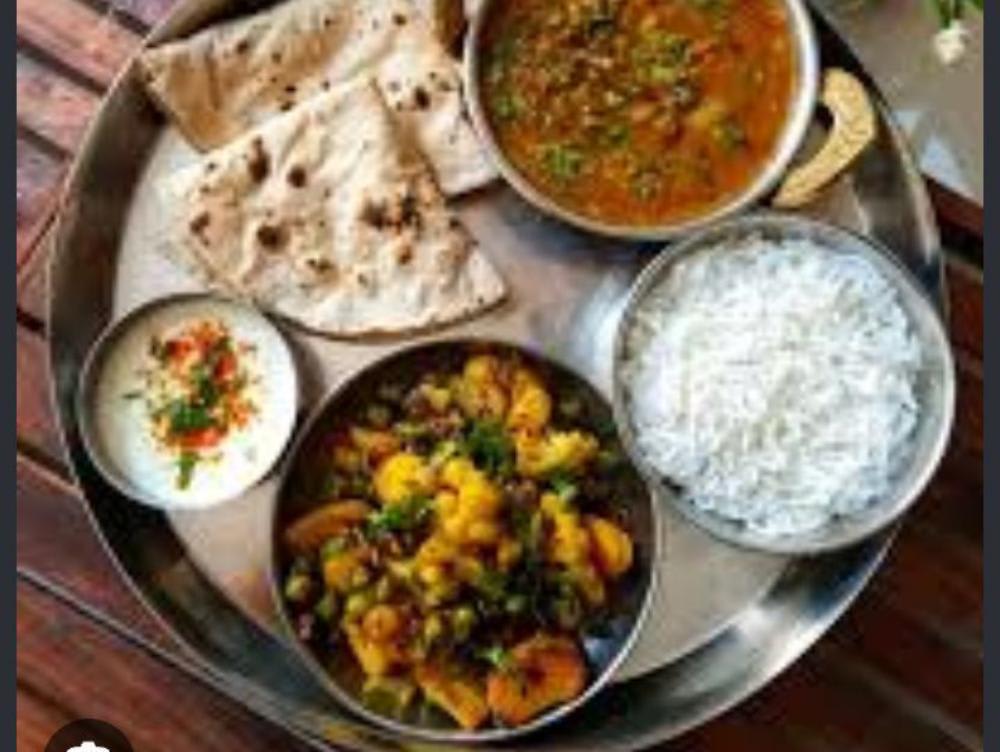 Malka masor dal chawal roti salad aloo gobhi