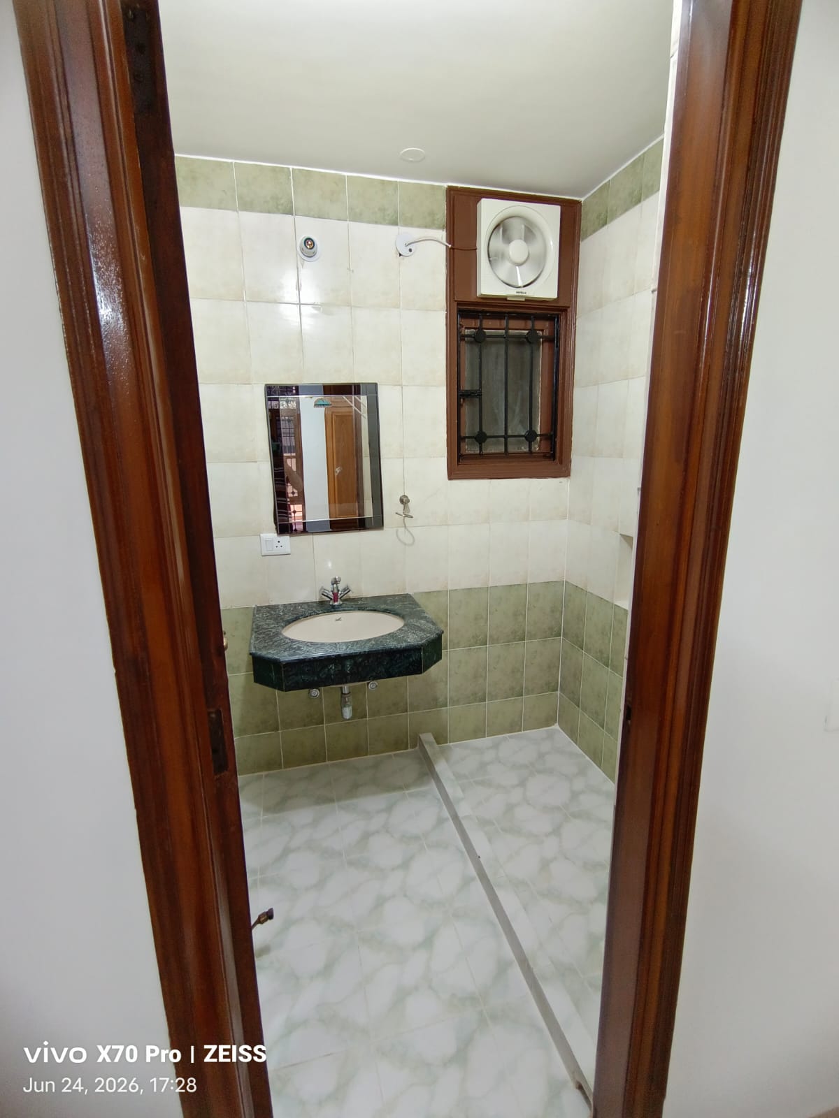 KVS 001 SECTOE 52 3BHK  — image 5