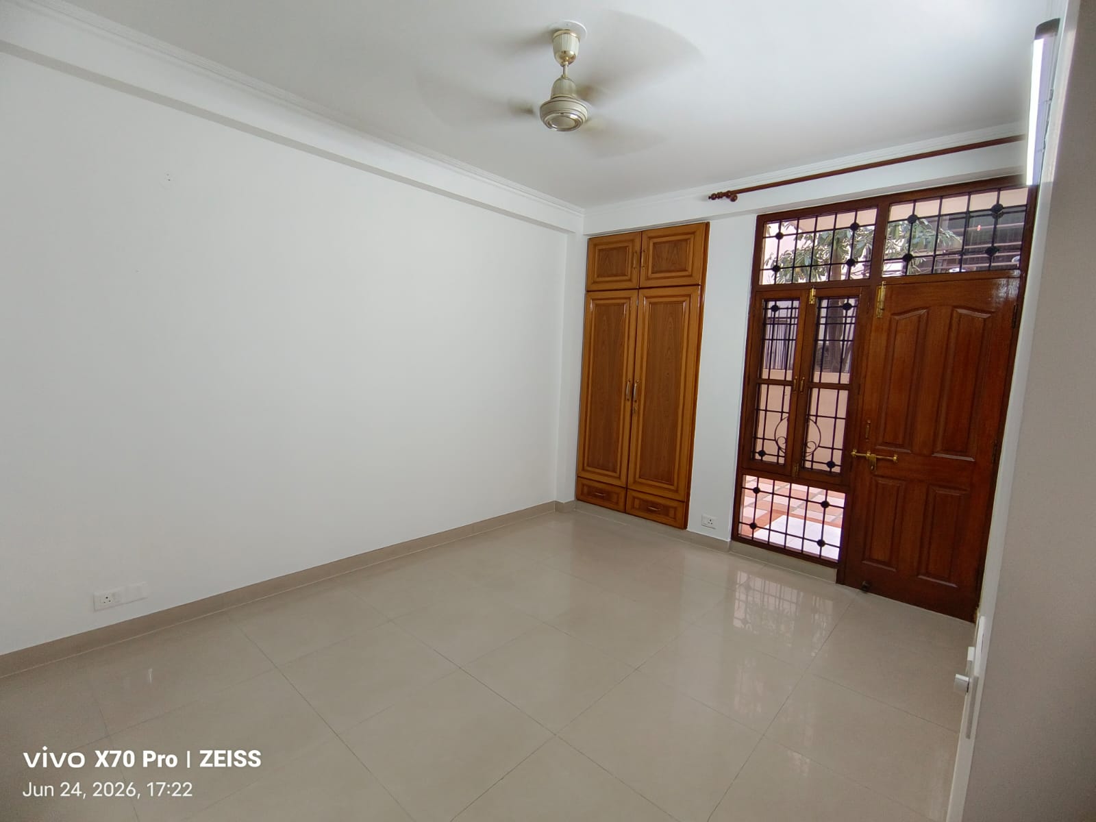 KVS 001 SECTOE 52 3BHK  — image 7