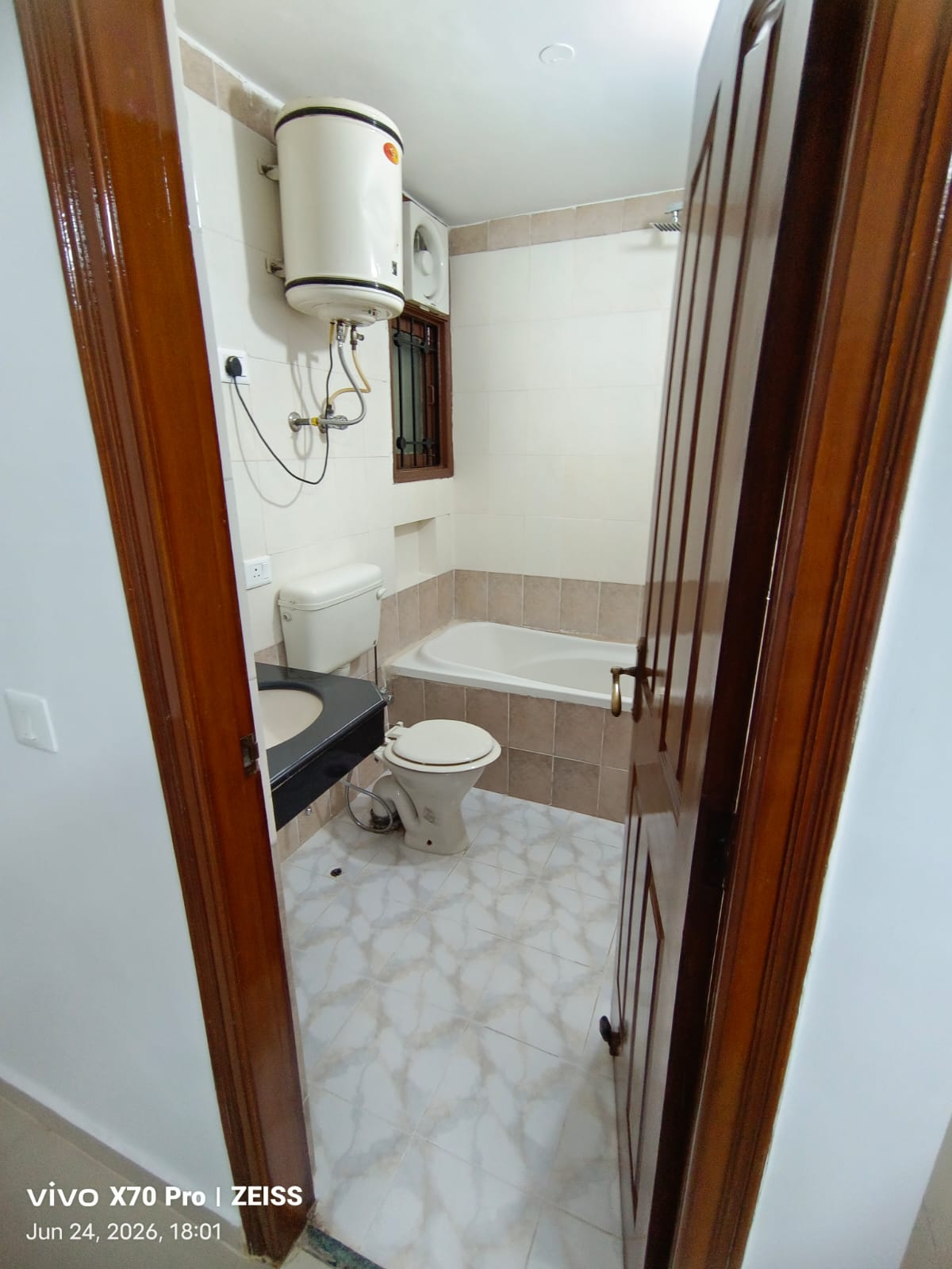 KVS 001 SECTOE 52 3BHK  — image 3