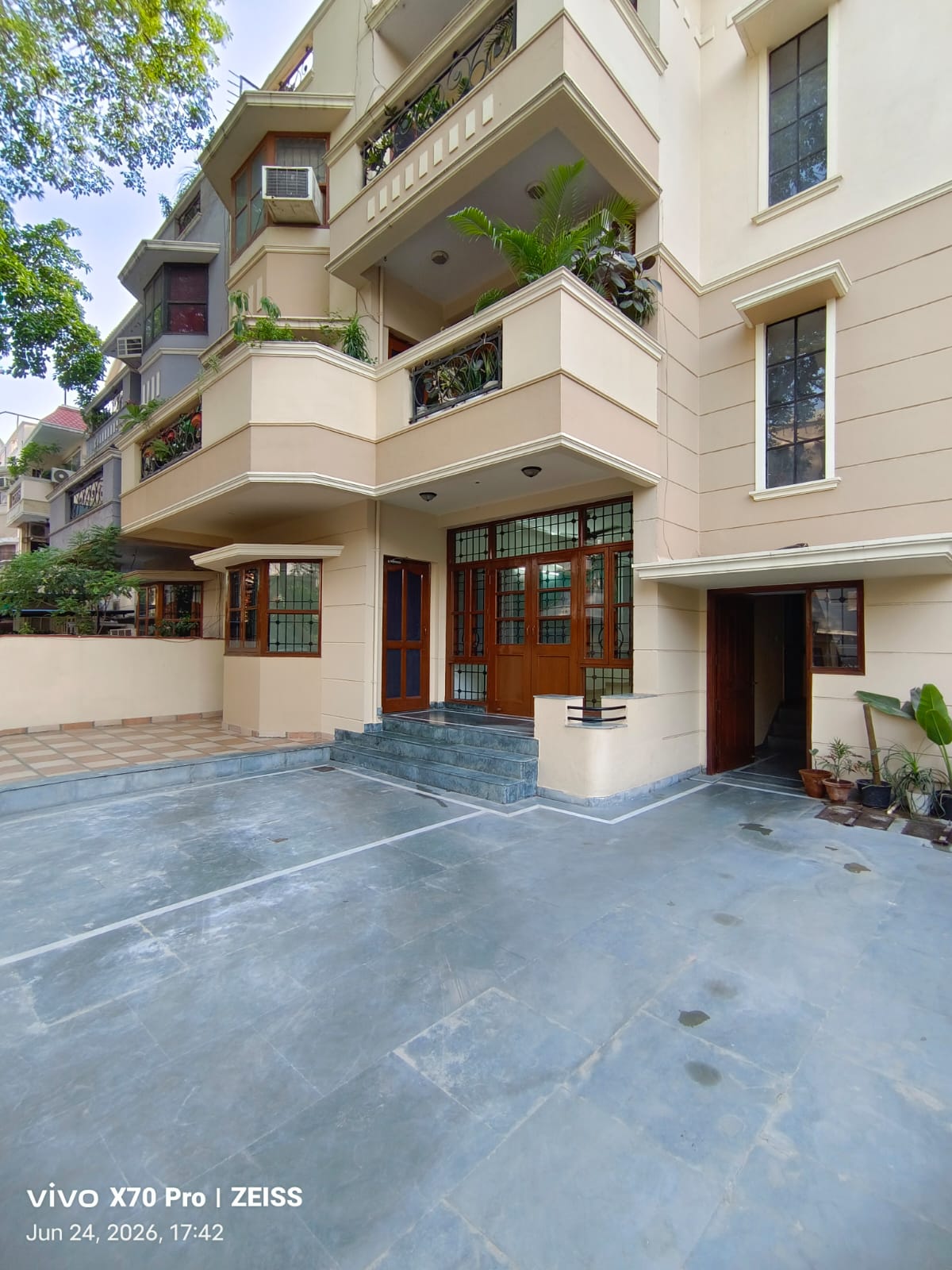 KVS 001 SECTOE 52 3BHK  — image 1