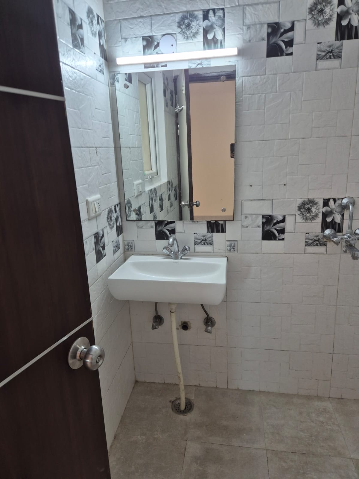 KVS 033 SECTOR 14 1 BHK  — image 9