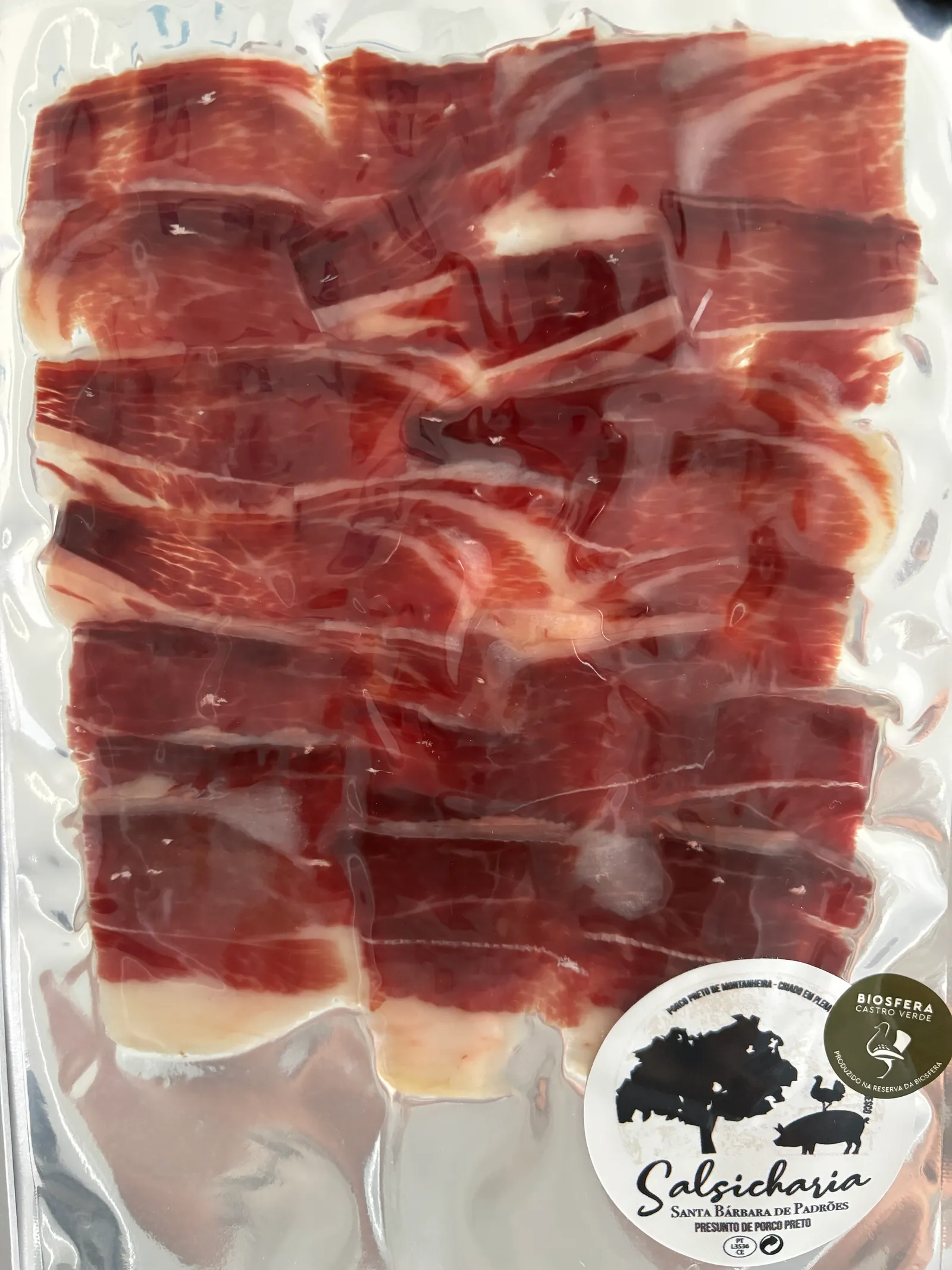 presunto porco preto fatiado