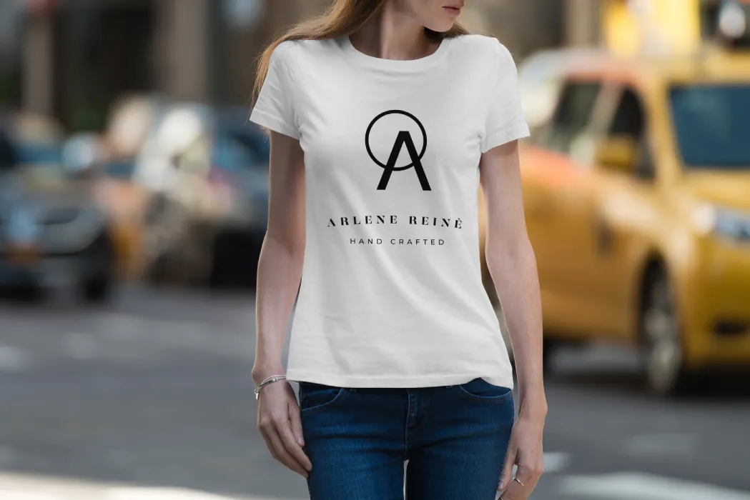 01 female tshirt free mockup n66tuq