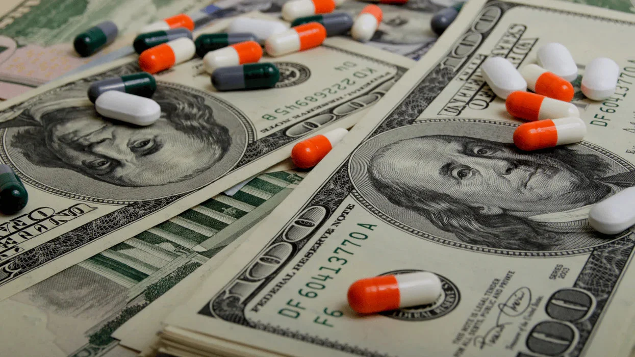 Dinero y pastillas