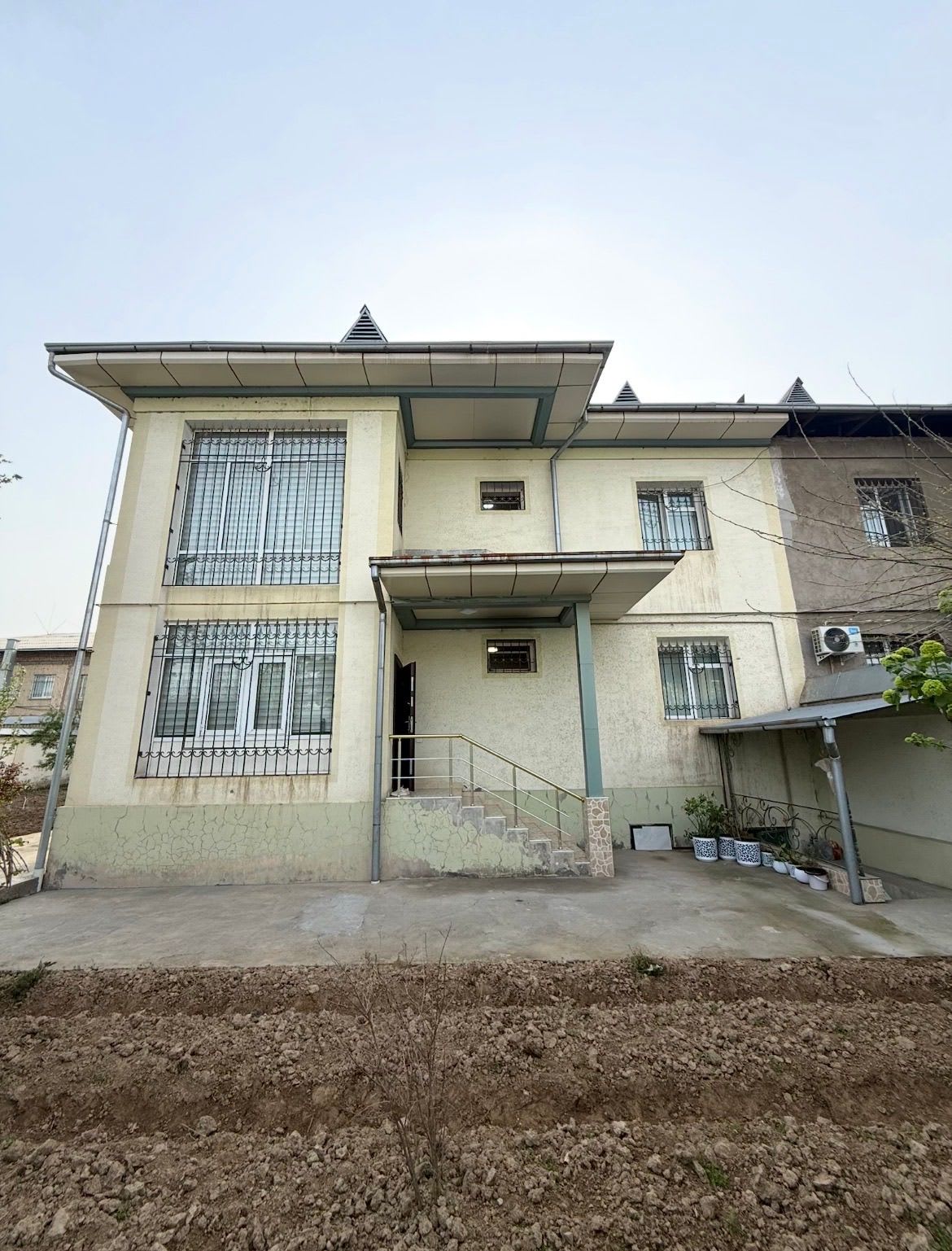 Uchtepa tumanida 7,5 sotihli hovli sotiladi