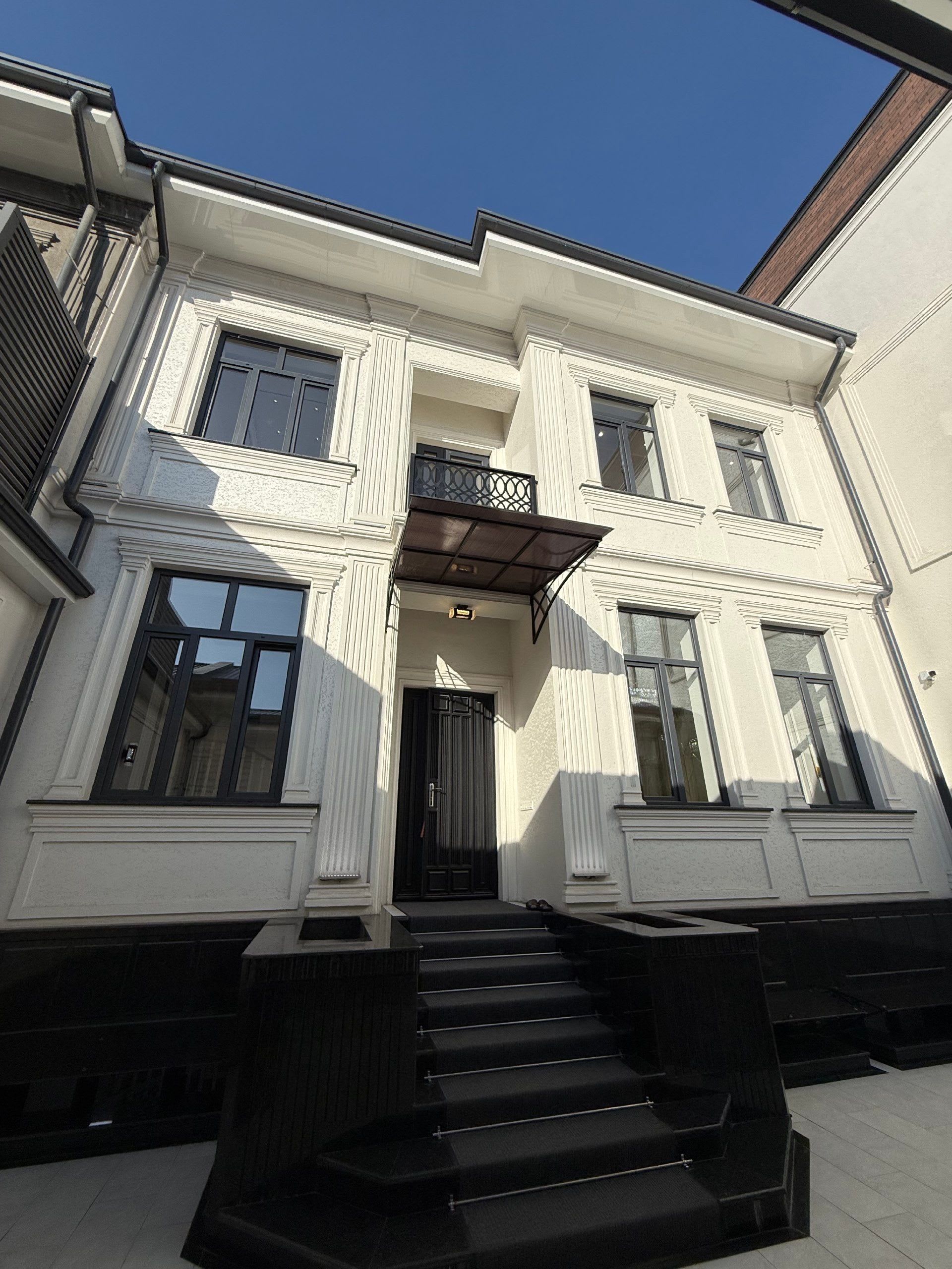 Yunusobod tumanida 2,5 sotihli hashamatli uy sotiladi