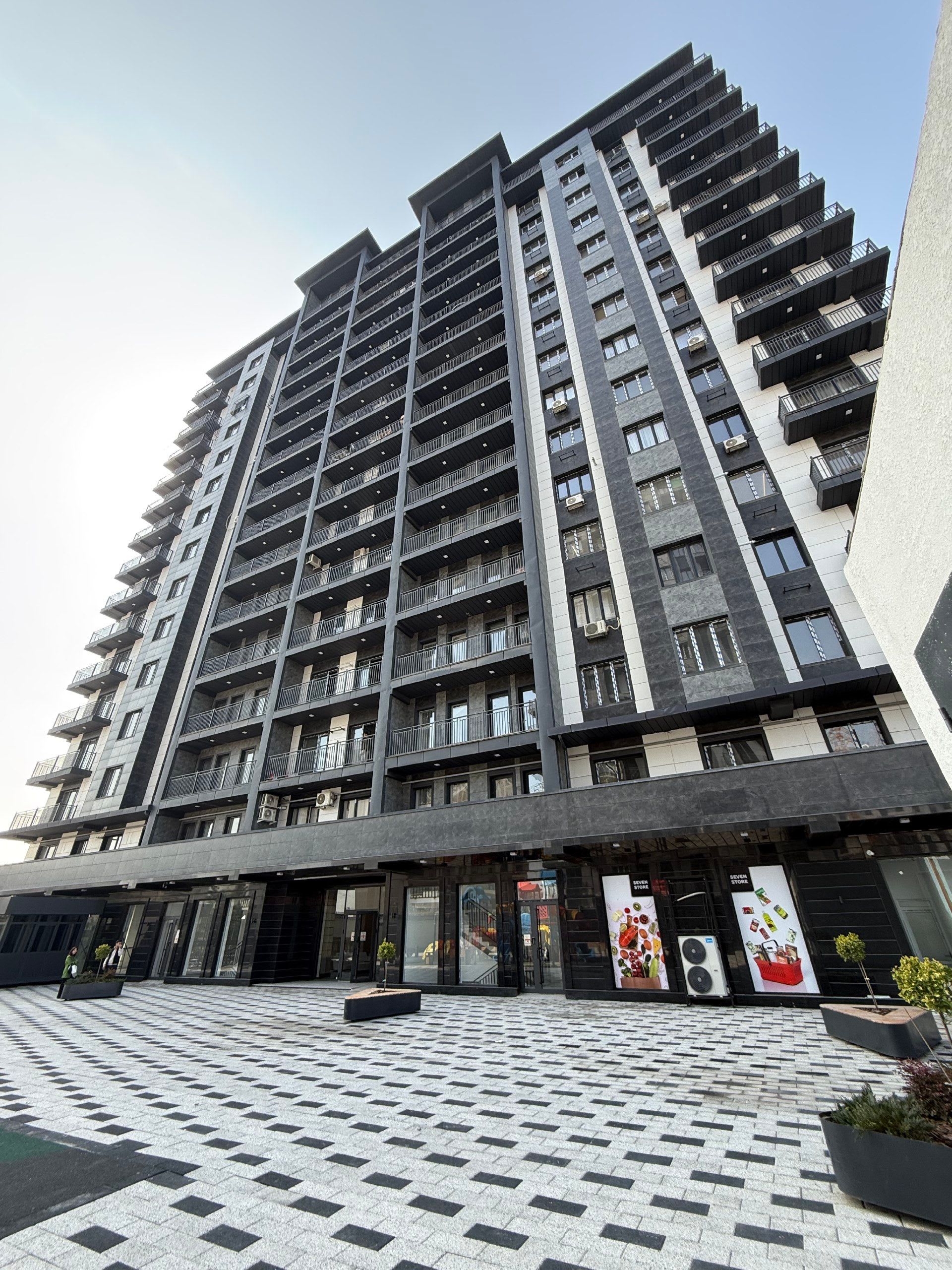 Vegas towerdan 3 xonali kvartira sotiladi ochiq bakoniga ega