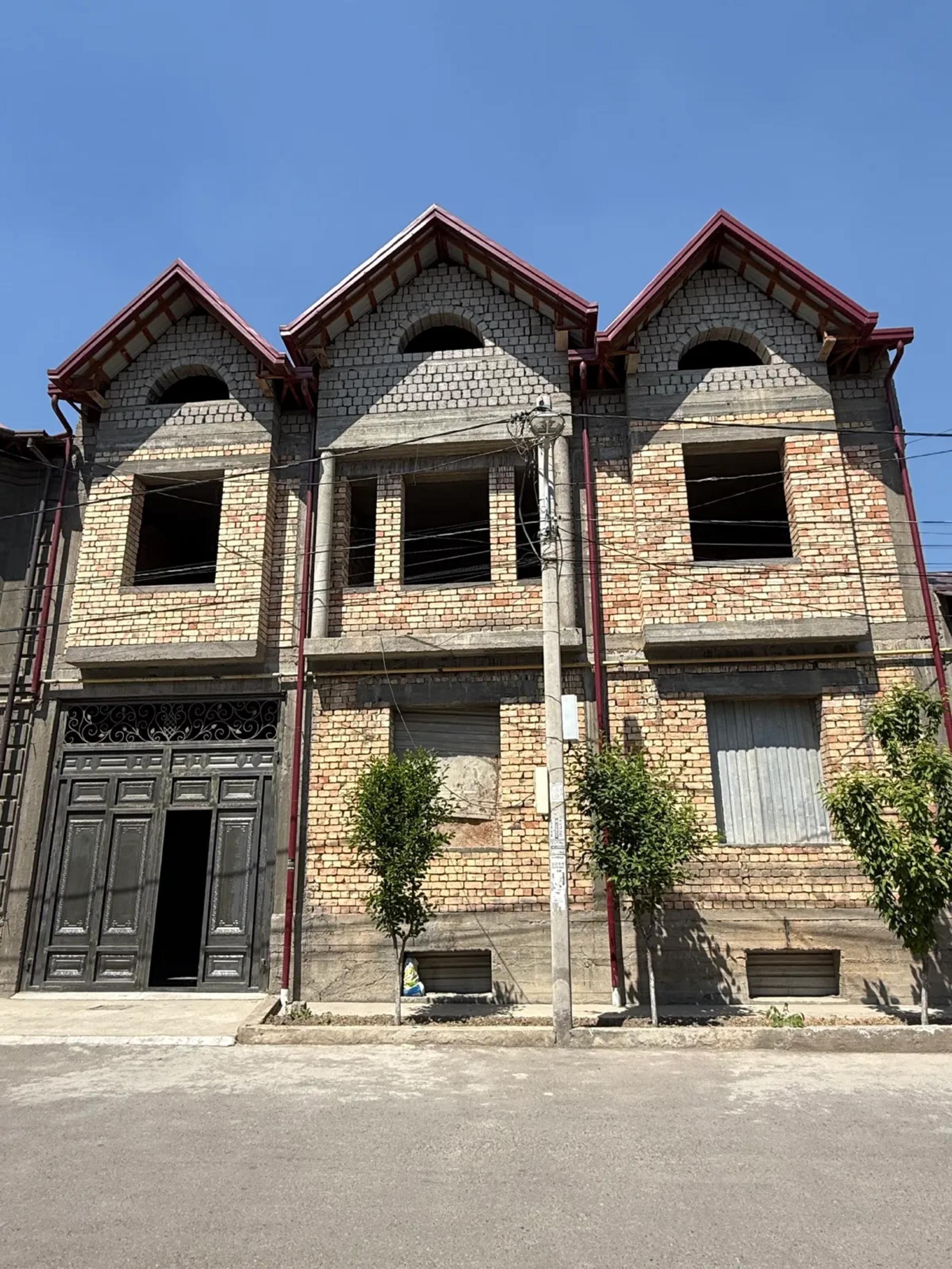 Yangi hayot tumanidan 3.3 sotihli hovli uy sotiladi