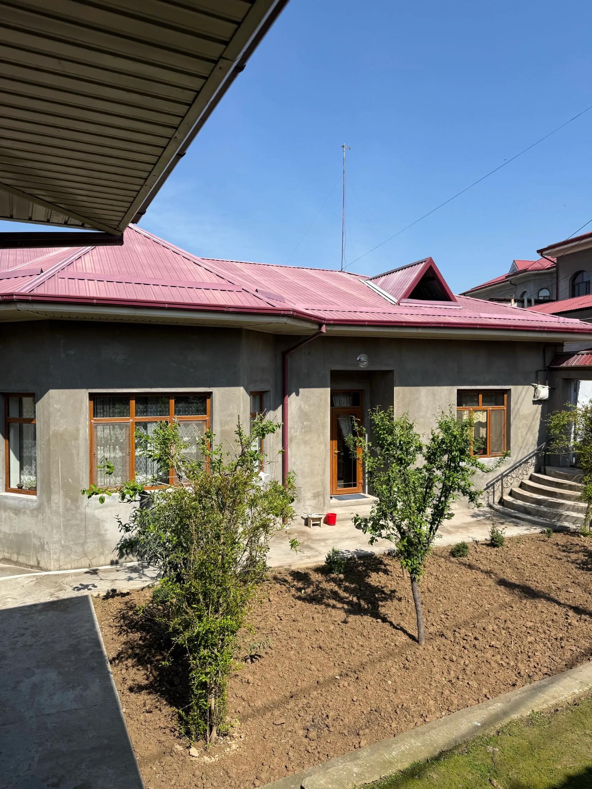 Sergili tumanida 5 sotihli hovli uy sotiladi