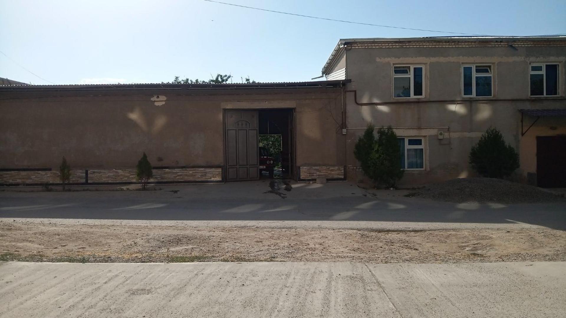 Hovli sotiladi srochno