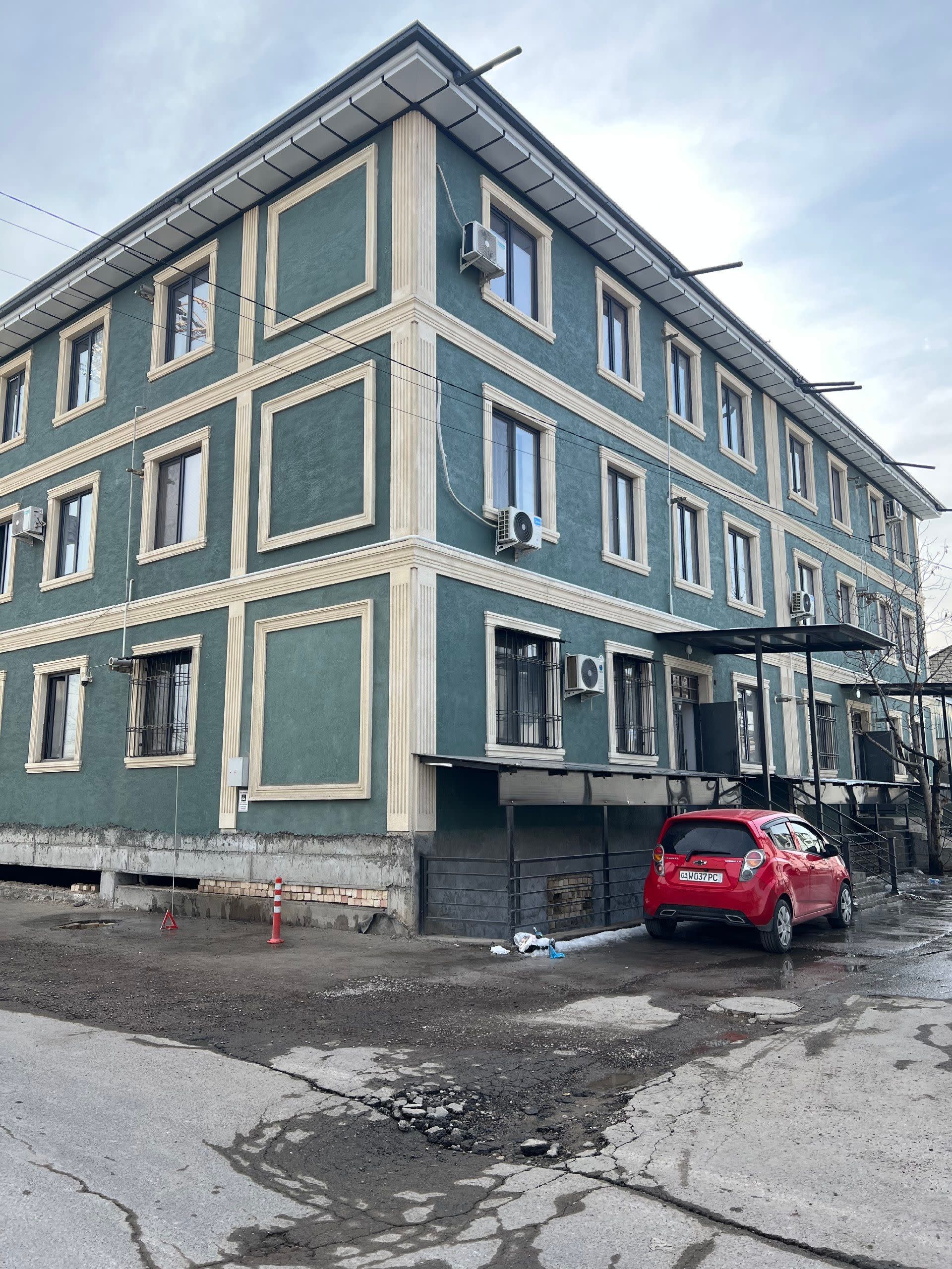 3 qavatli domni podval qismi sotiladi