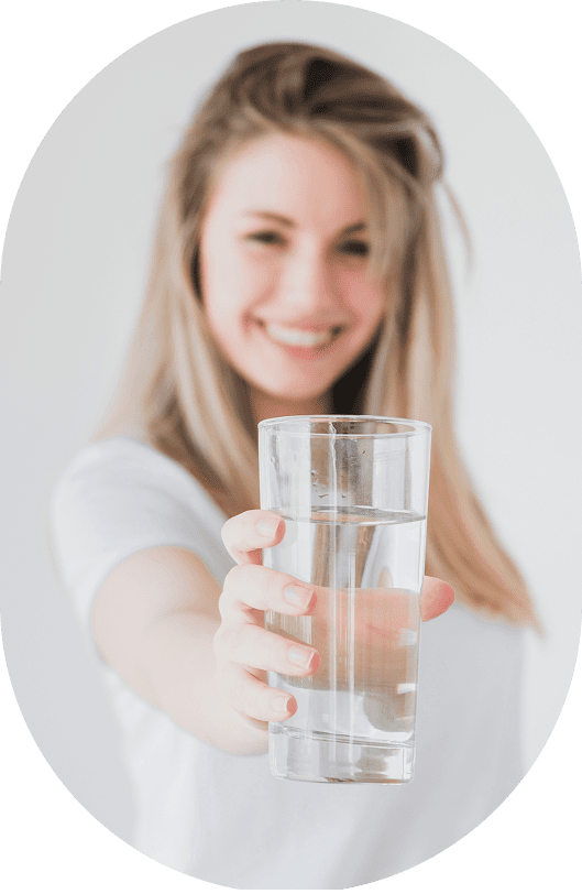 Mujer sosteniendo vaso de agua