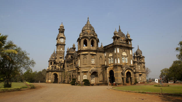 Hire a car and driver in Kolhapur