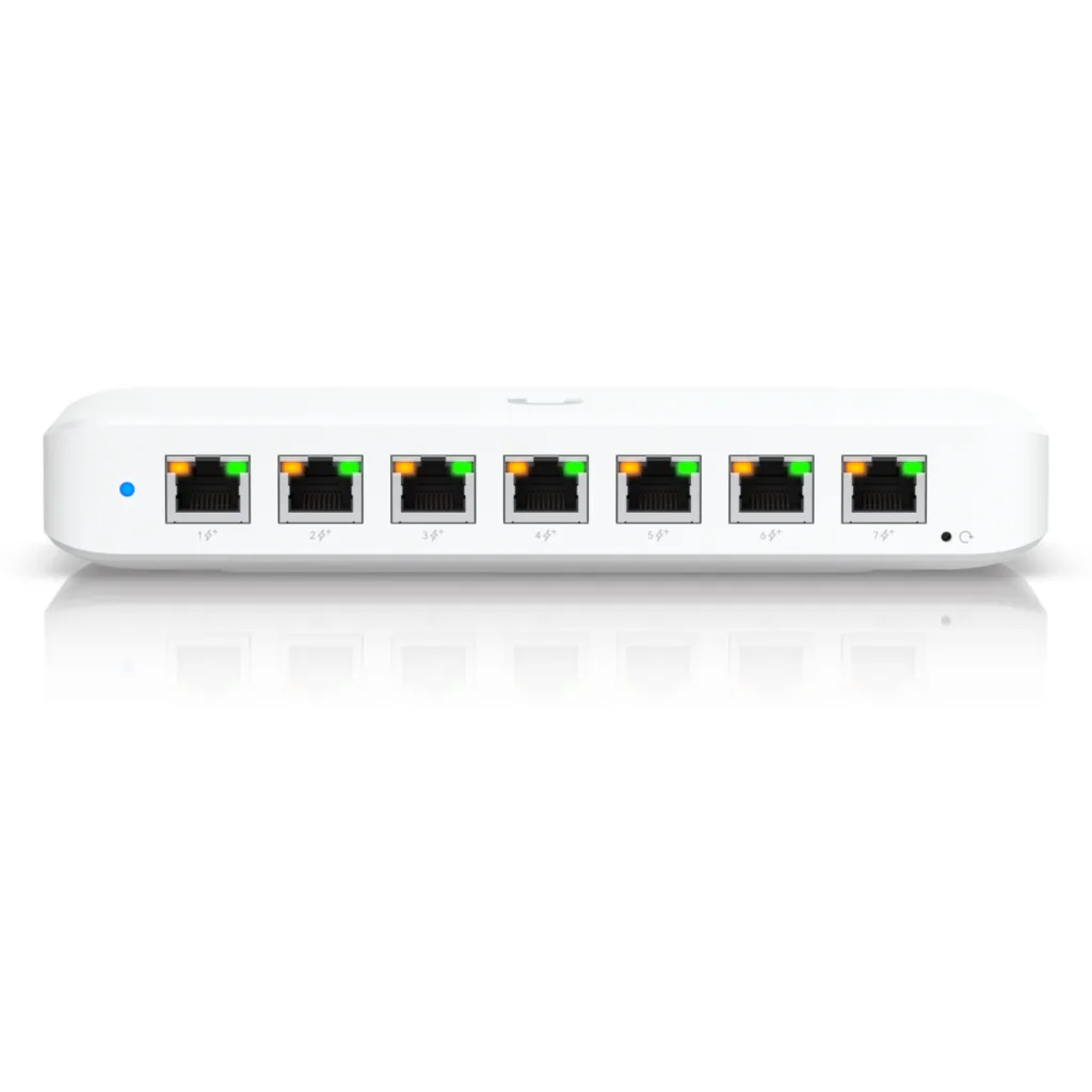 Imagen 1 de Ubiquiti Unifi Switch Ultra 60W A compact Layer 6 8-port GbE PoE switch with versatile mounting options 52W.