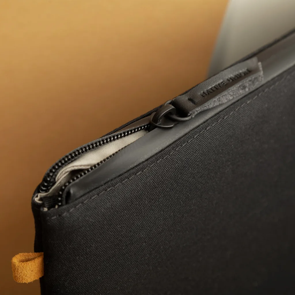 Imagen 2 de Funda Stow Lite para Macbook 13" Native Union Negro