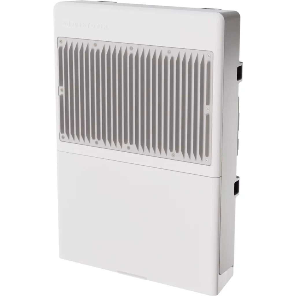 Switch outdoor PoE con 8 puertos Gigabit 802.3af/at, 2 SFP+ 10G y soporte UPS. SwOS para instalaciones exteriores.