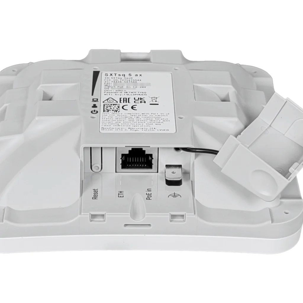 Imagen 2 de SXTsq 5 ax outdoor con Wi-Fi 6 5GHz, antena 16 dBi, CPU 800MHz, Gigabit Ethernet, PoE y RouterOS L4. Ideal para enlaces CPE compactos.