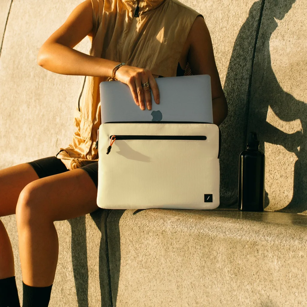 Imagen 2 de Funda Ultralight para Macbook 16" Native Union Sandstone