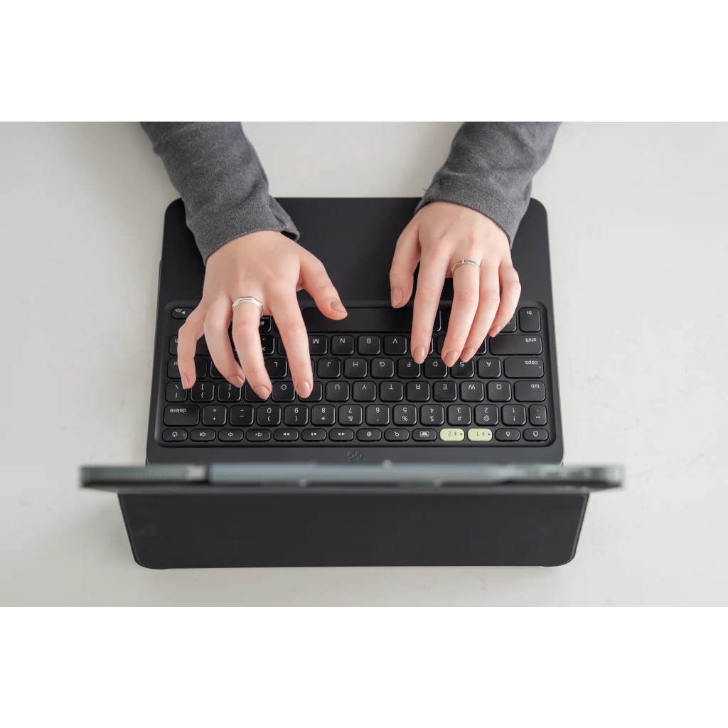 Imagen 6 de Funda con teclado en espanol Pro Keys 2 para iPad Pro 13" M4 Zagg