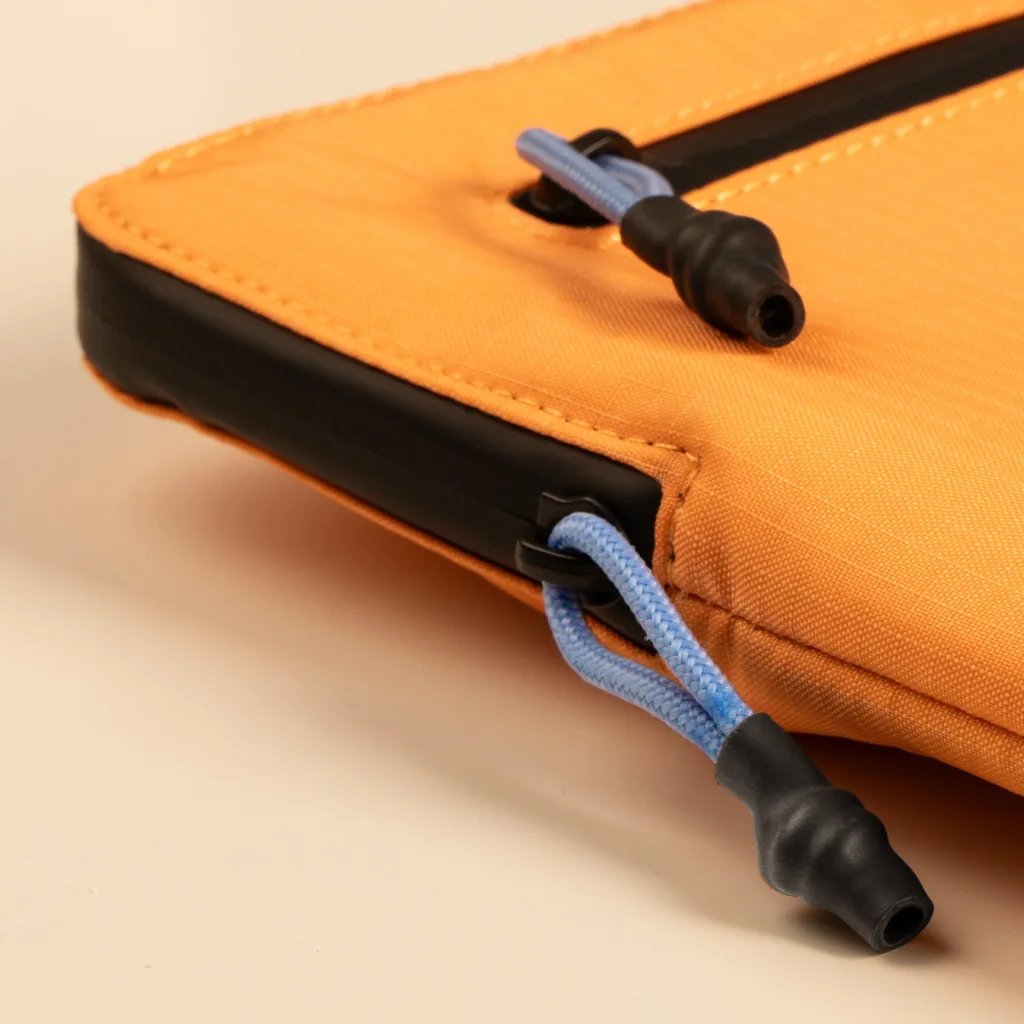 Imagen 4 de Funda Ultralight para Macbook 13" Native Union Apricot