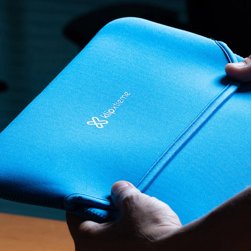 Imagen 6 de Funda KlipX KNS-415BL para Notebook hasta 15,6" reversible negro/azul neopren