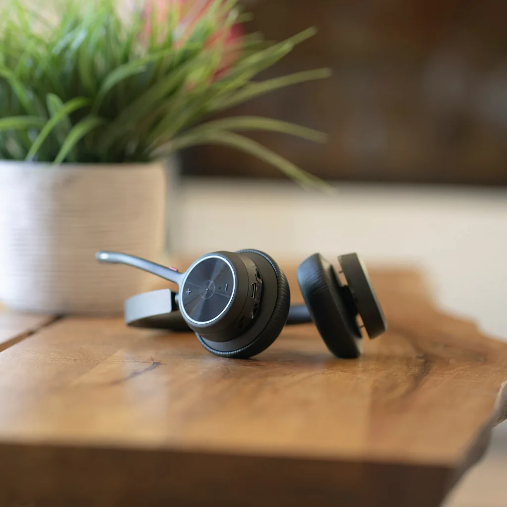 Imagen 11 de Audífonos Poly VOYAGER 4320, Adaptador USB-A Bluetooth BT700 Teams/Zoom