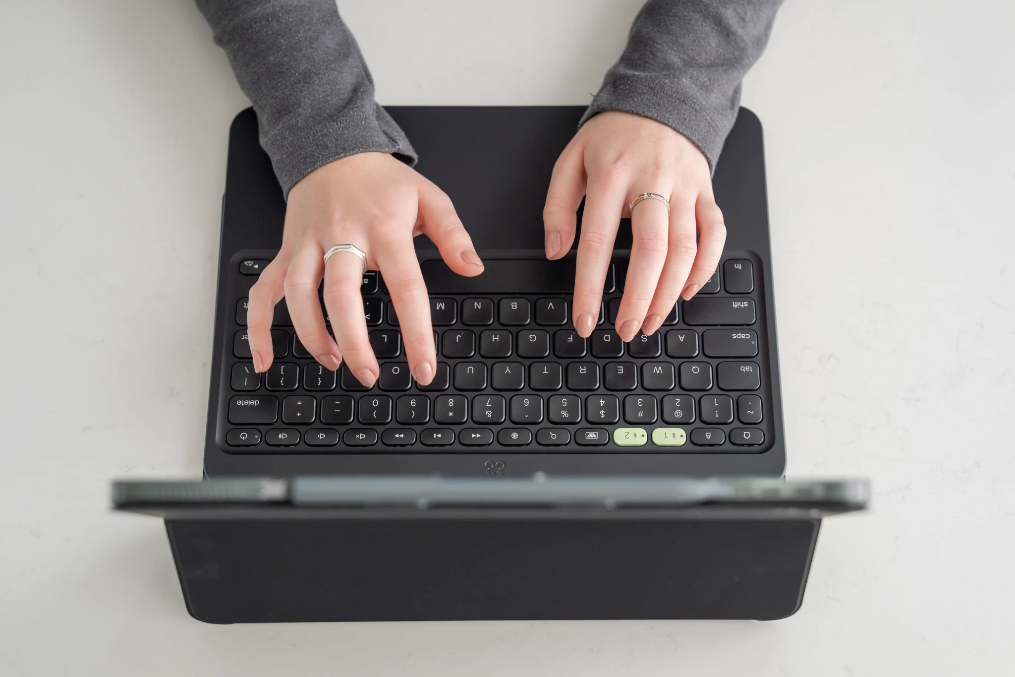 Imagen 7 de Funda con teclado en espanol Pro Keys 2 para iPad Pro 11" M4 Zagg