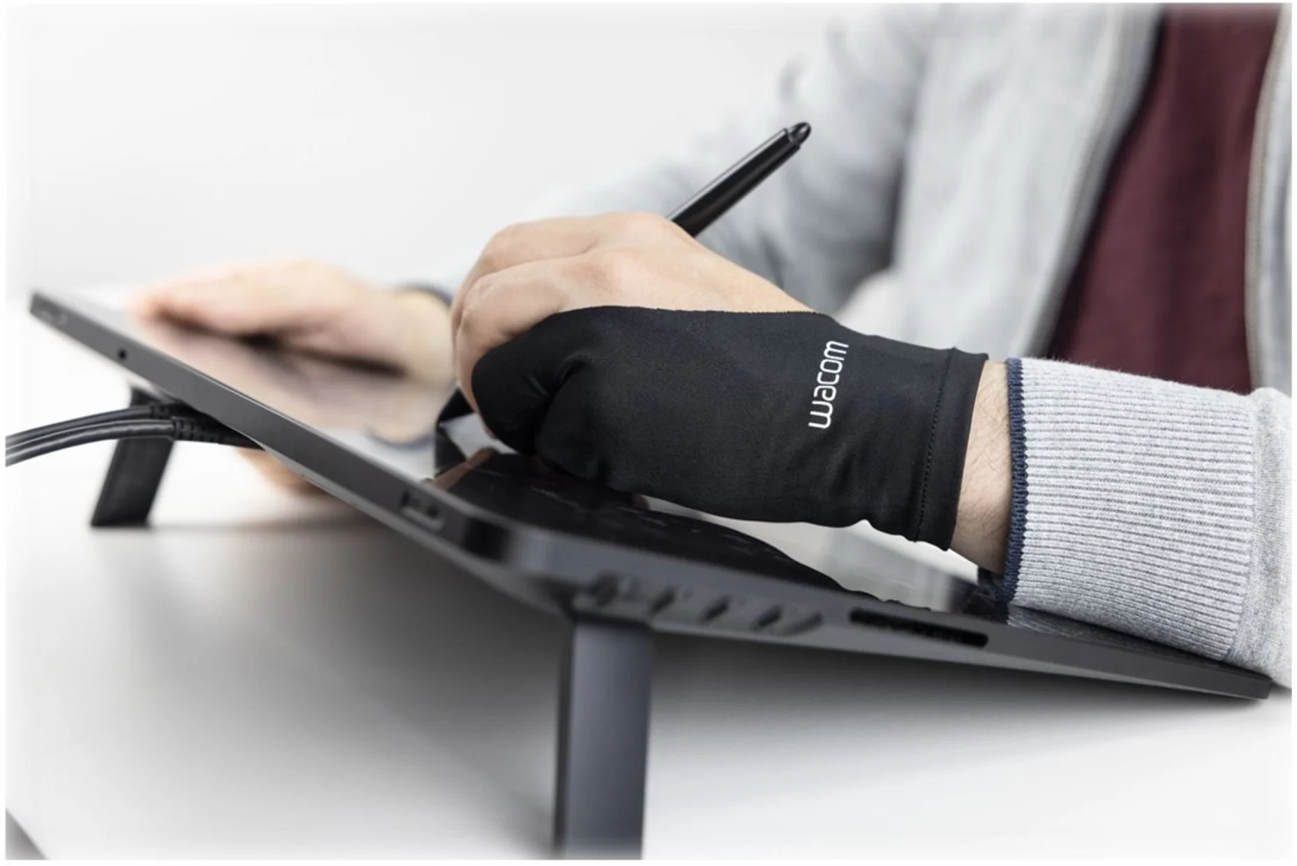 Imagen 1 de Wacom - Guante de dibujar - negro - para Cintiq 16, 22; Cintiq Pro 13, 24, 27, 32, DTH-3220; MobileStudio Pro 13, 16; One DTC133