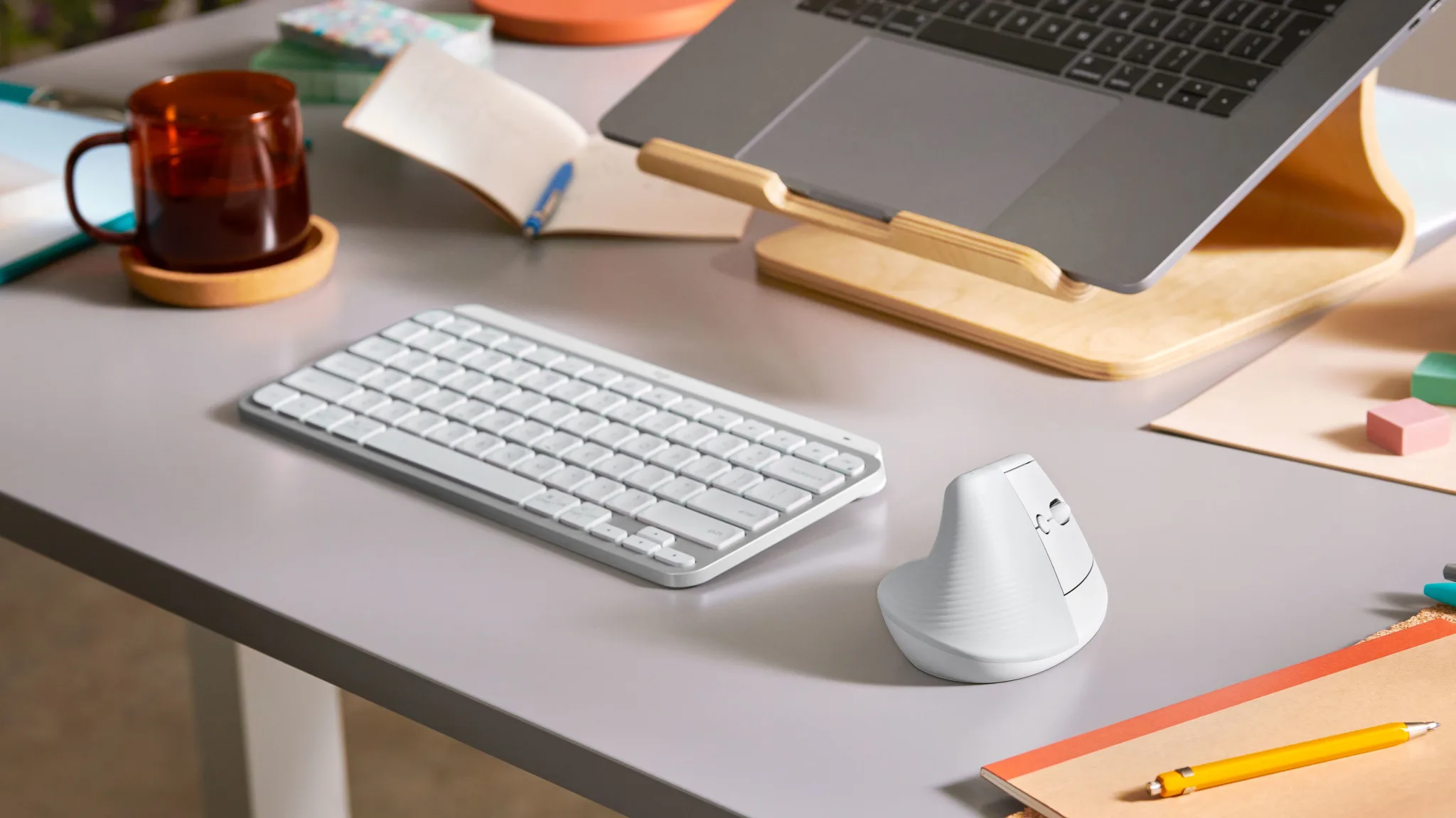 Imagen 5 de Mouse Ergonónico Inalámbrico Logitech Lift Vertical 4000DPI 6 BT Rosado