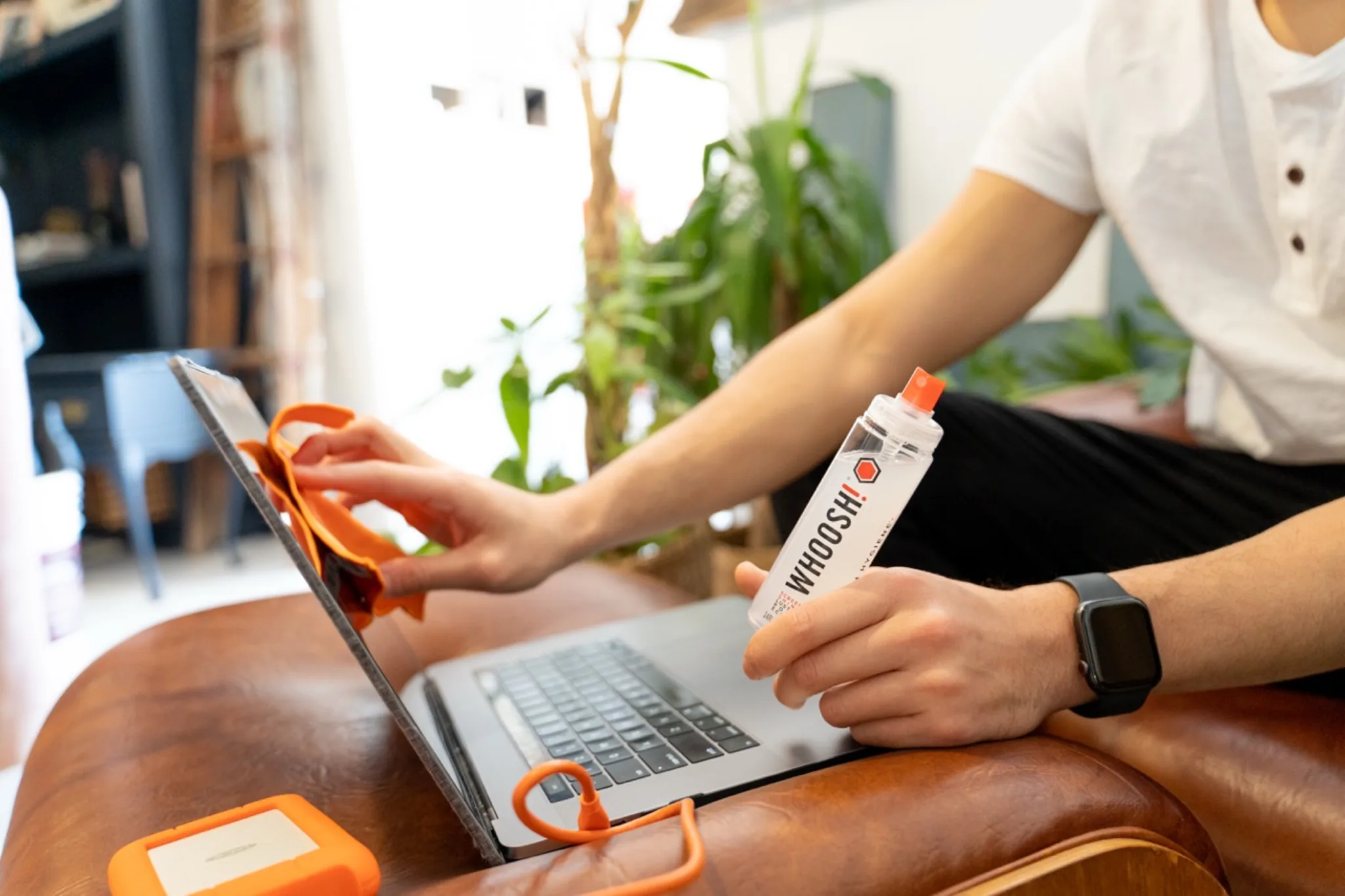 Imagen 2 de Limpiador para pantallas Whoosh Screen Shine Go XL Spray Portátil 100ML