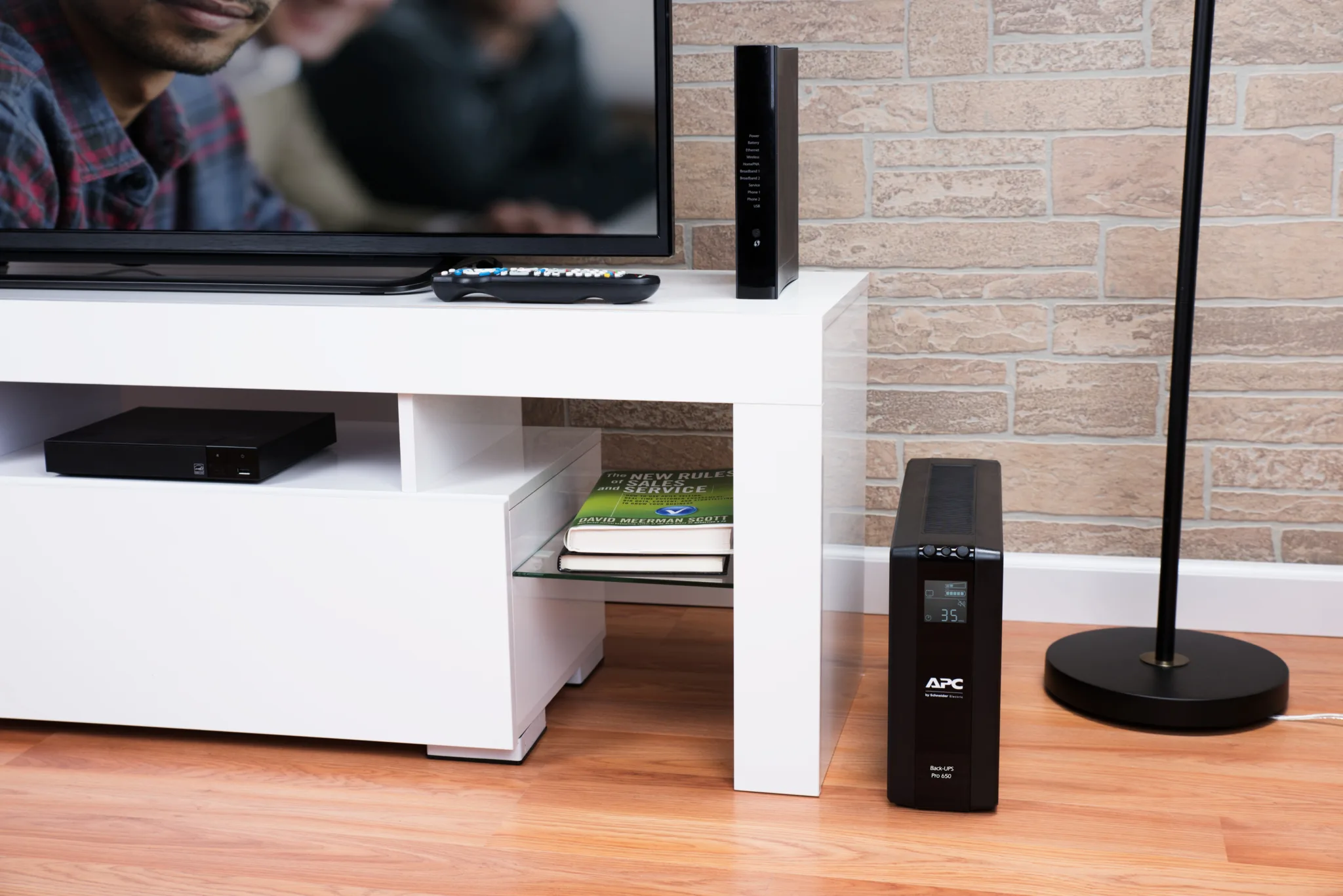 Imagen 4 de UPS APC BR650MI 650VA 390W Torre interactiva BackProBR ench IEC 230V