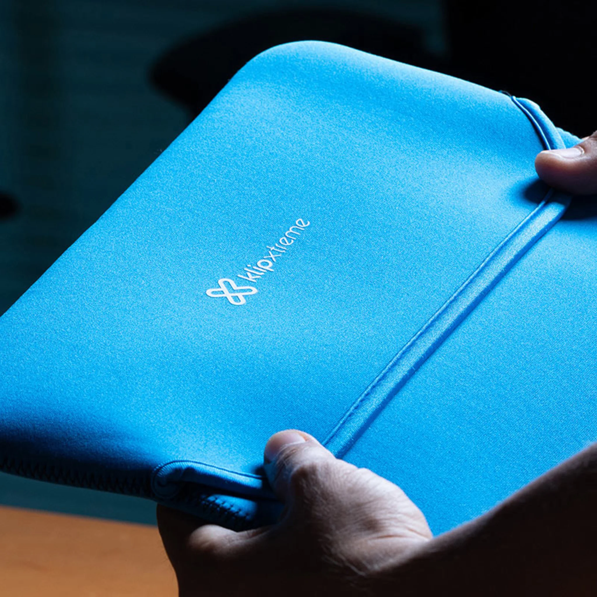 Imagen 6 de Funda KlipX KNS-415BL para Notebook hasta 15,6" reversible negro/azul neopren