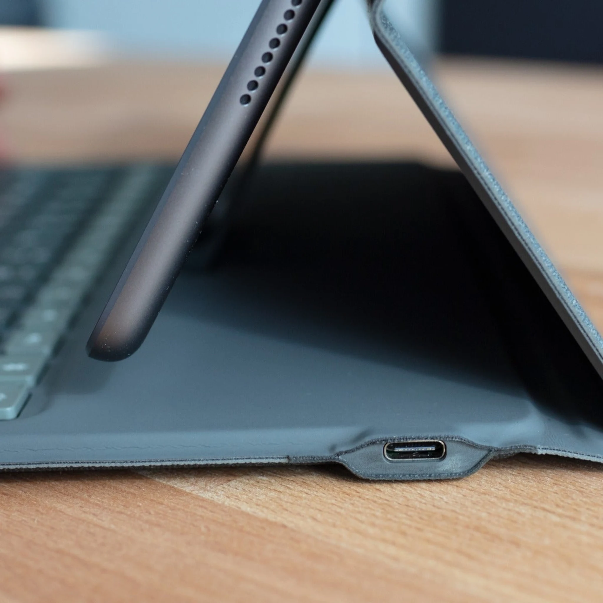 Imagen 6 de Funda con teclado en espanol Messenger Folio 2 para iPad 10 Gen 10,9" Zagg