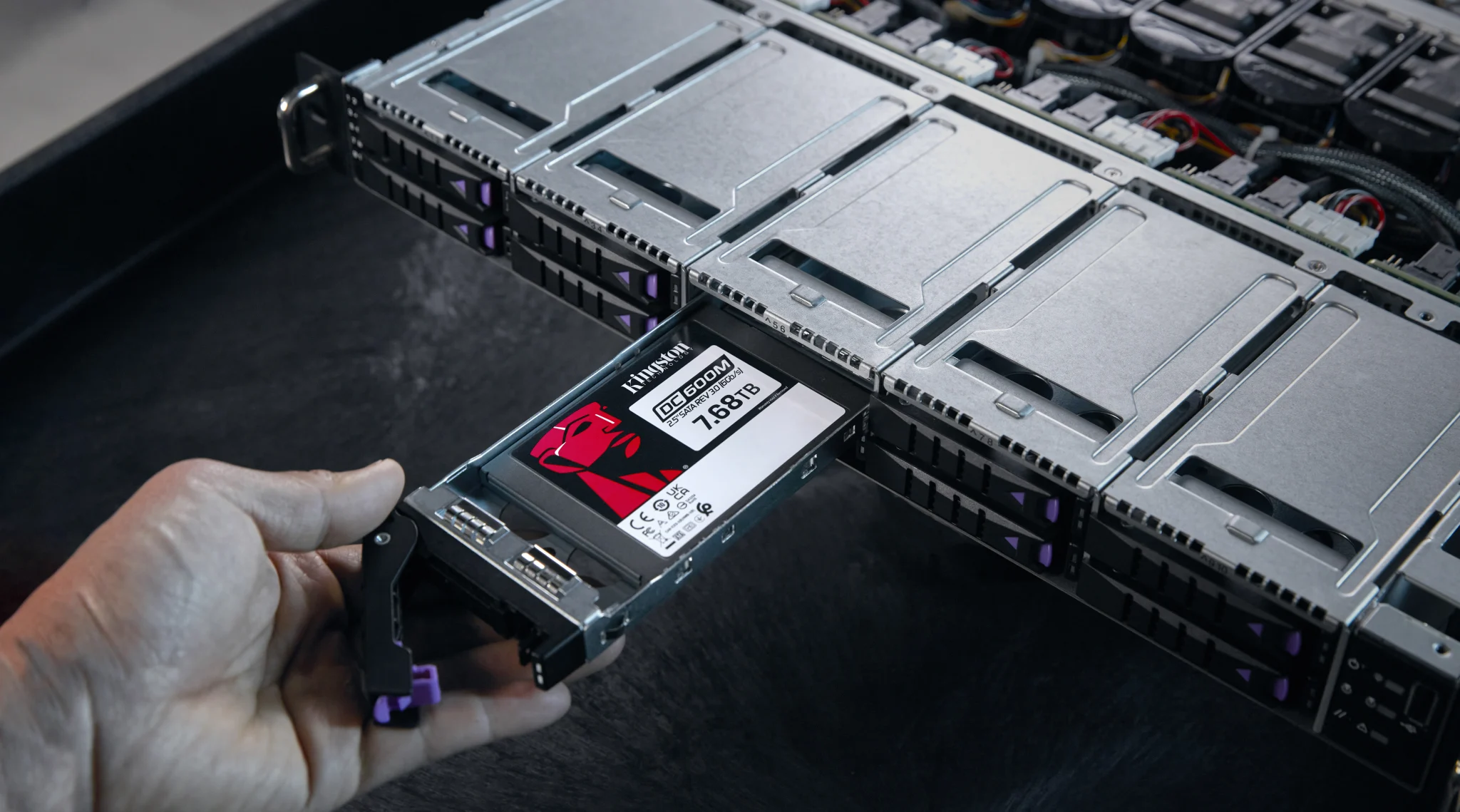 Imagen 5 de Unidad SSD Kingston DC600M 7.68TB 2.5" 7mm SATA NAND TLC 3D Lec560MBs Esc530MBs