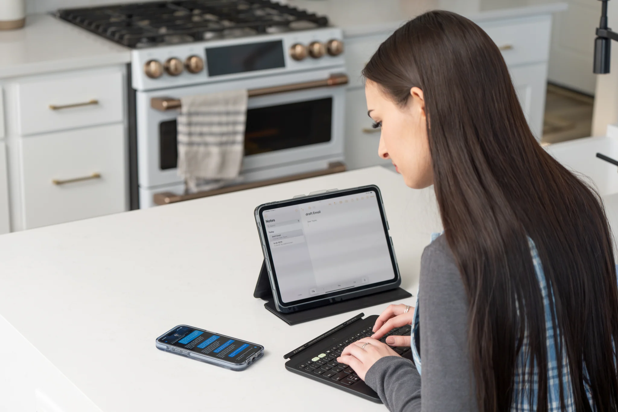 Imagen 4 de Funda con teclado en espanol Pro Keys 2 para iPad Air 13" M2 Zagg