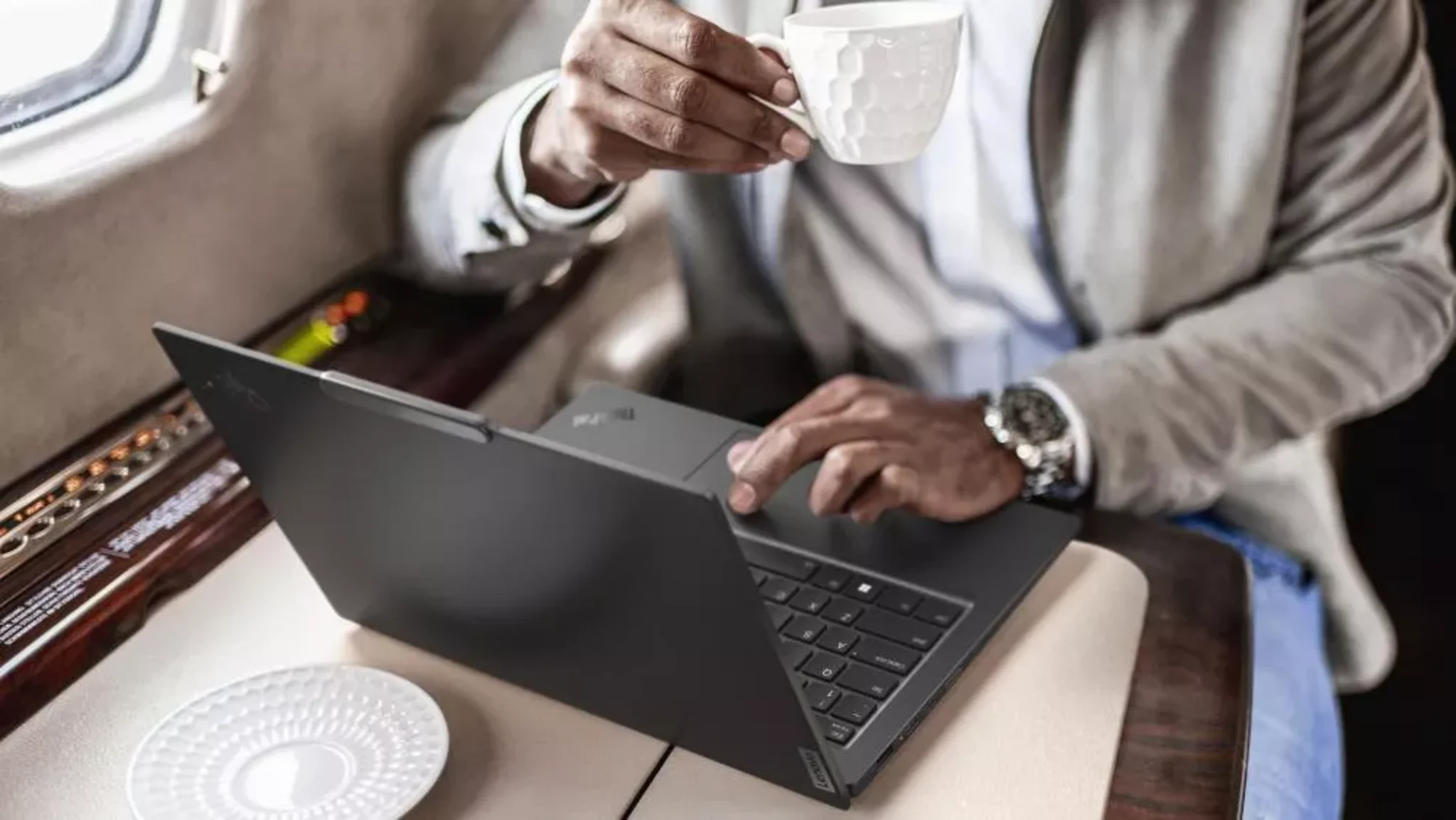 Imagen 2 de Notebook Lenovo ThinkPad X1 Carbon Gen12 Intel Core Ultra7-165U 32GB 1TB 14"W11P