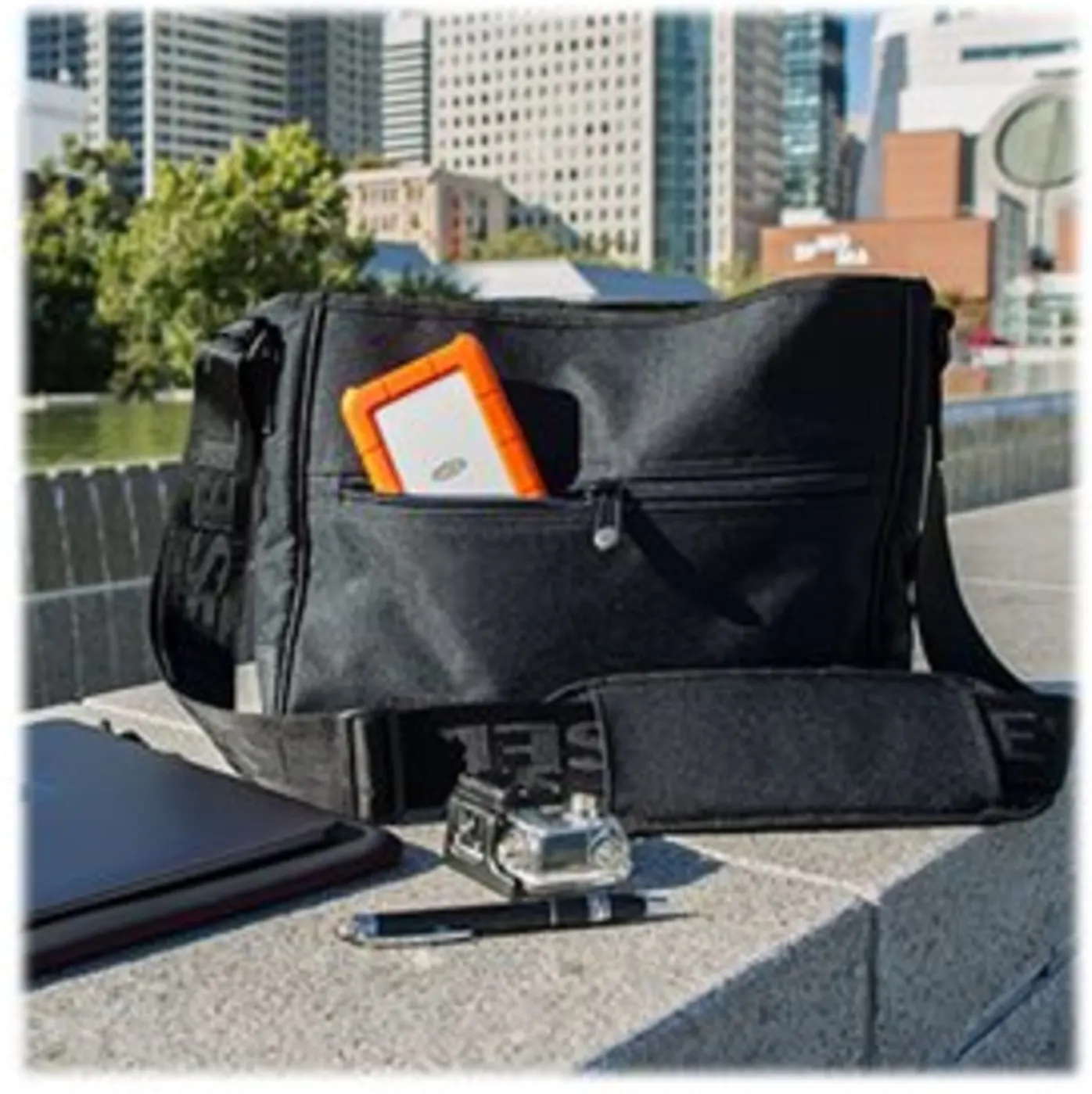 Imagen 2 de Disco Duro Externo LaCie Rugged 2TB 2.5" USB-C Gen1 color Naranja Plata