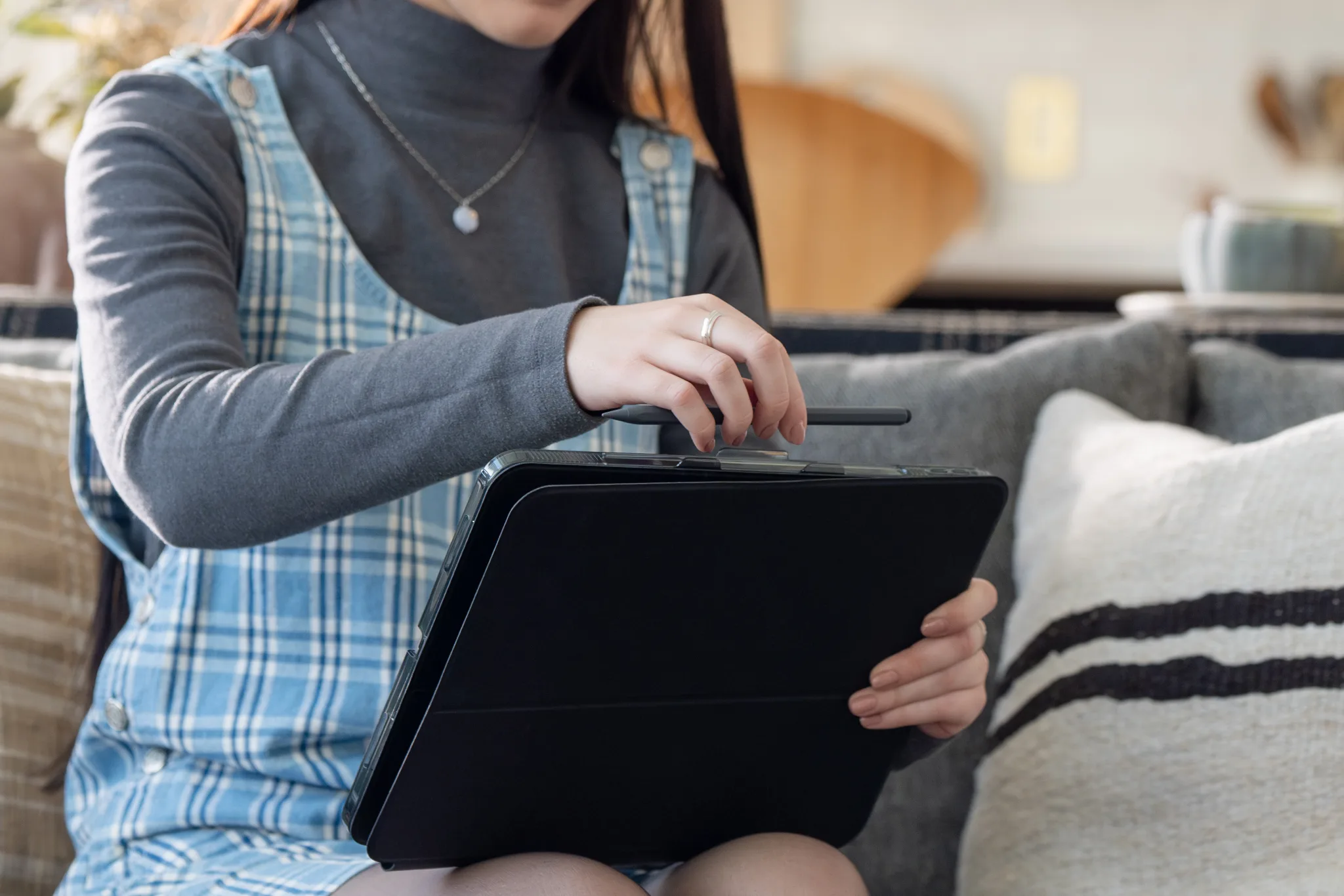 Imagen 5 de Funda con teclado en espanol Pro Keys 2 para iPad Pro 13" M4 Zagg