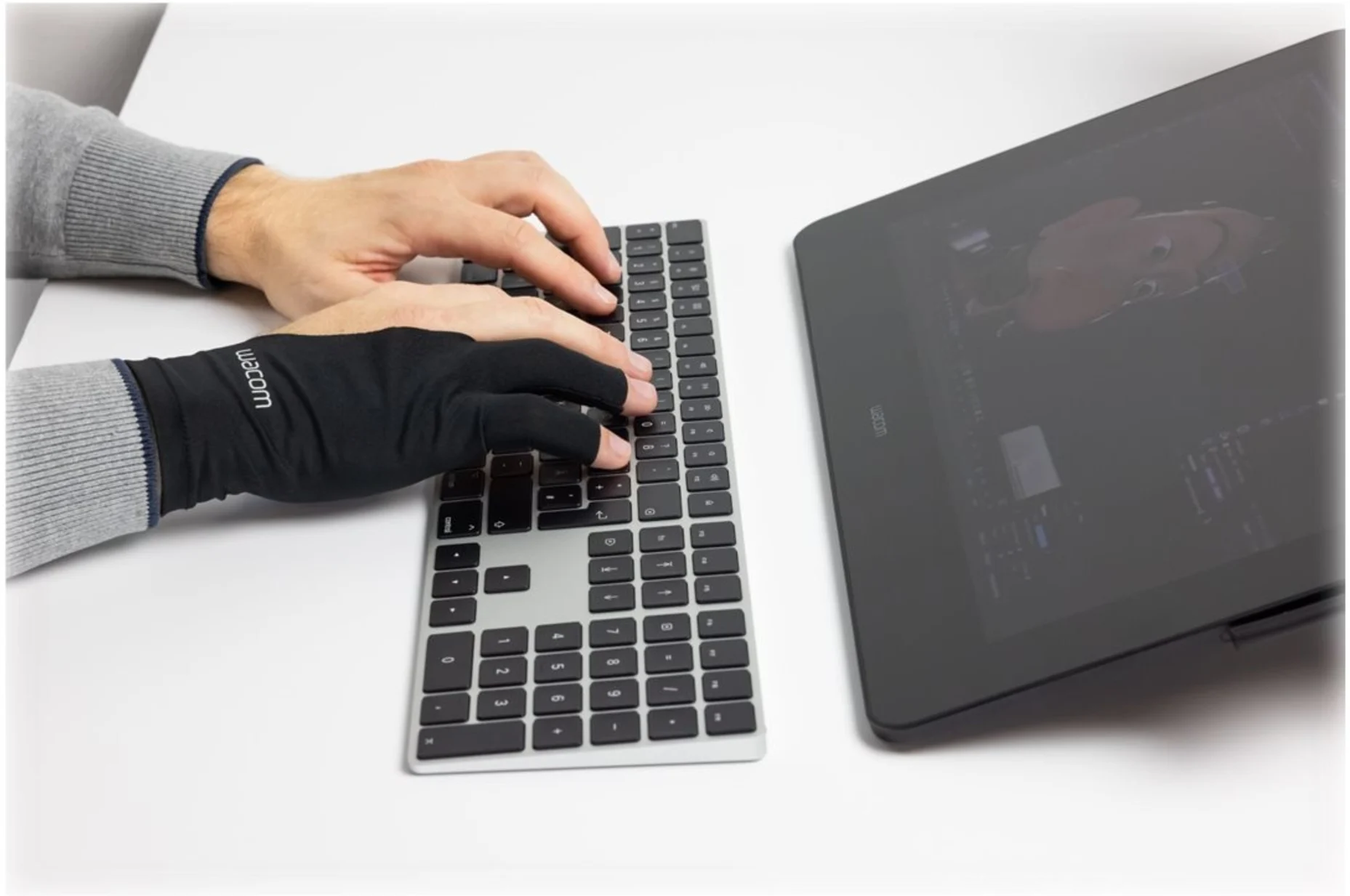 Imagen 5 de Wacom - Guante de dibujar - negro - para Cintiq 16, 22; Cintiq Pro 13, 24, 27, 32, DTH-3220; MobileStudio Pro 13, 16; One DTC133