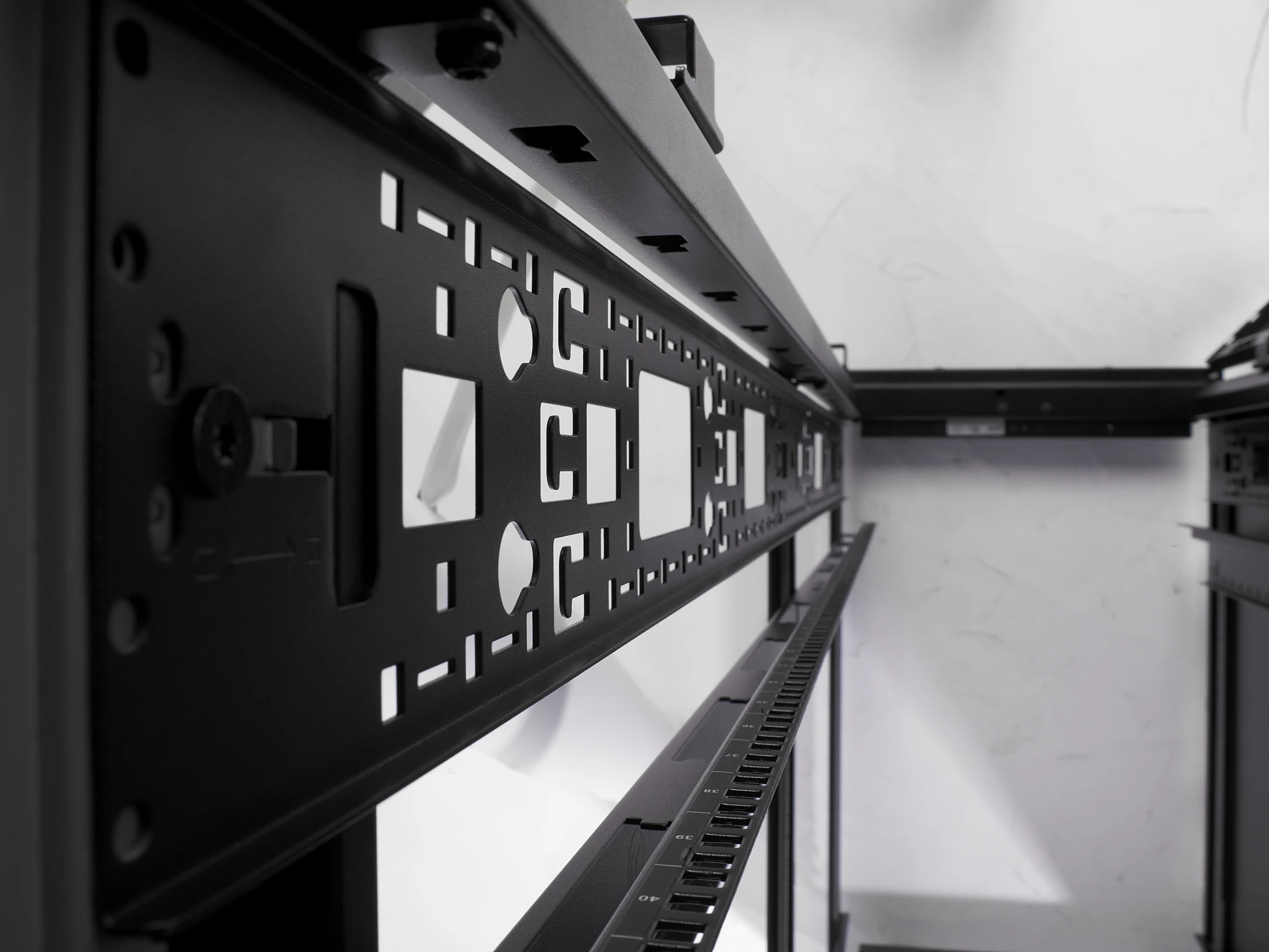 Imagen 22 de Rack de Servidor APC AR3100 NetShelter SX 42U 600mm x 1070mm c/Laterales Negro