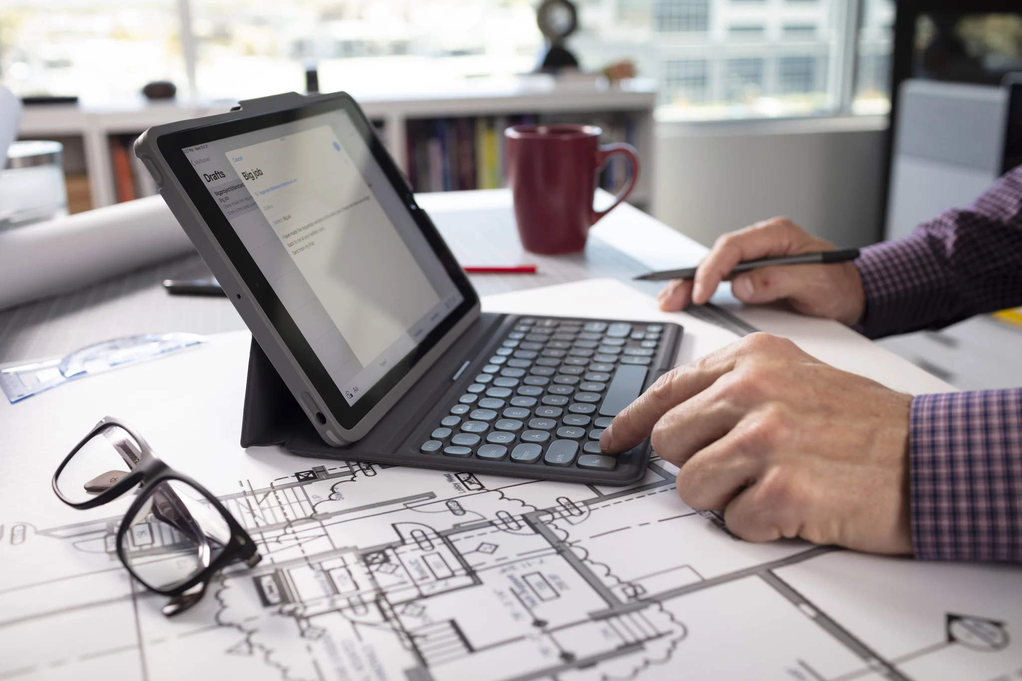 Imagen 5 de Funda con teclado en espanol Pro Keys para iPad 10 Gen 10,9" Zagg