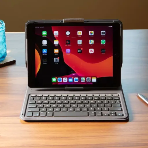 Imagen 1 de Funda con teclado messenger folio 2 para iPad 9/8/7 Gen Zagg