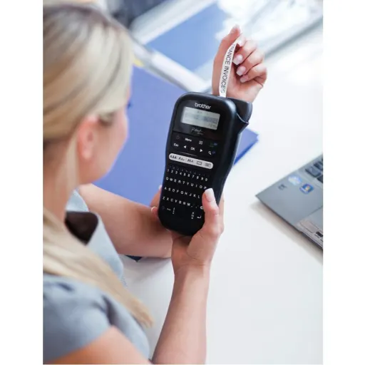 Imagen 2 de Rotuladora Portátil Brother PTH110BK P-Touch 20mm/s Teclado QUERTY LCD Negro 