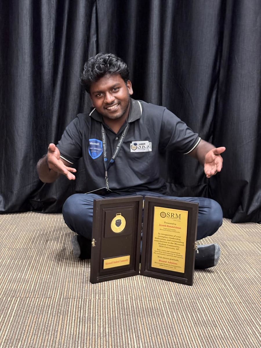Jayanth Ramakrishnan with a leadership award for the Microsoft Student Community Techfest