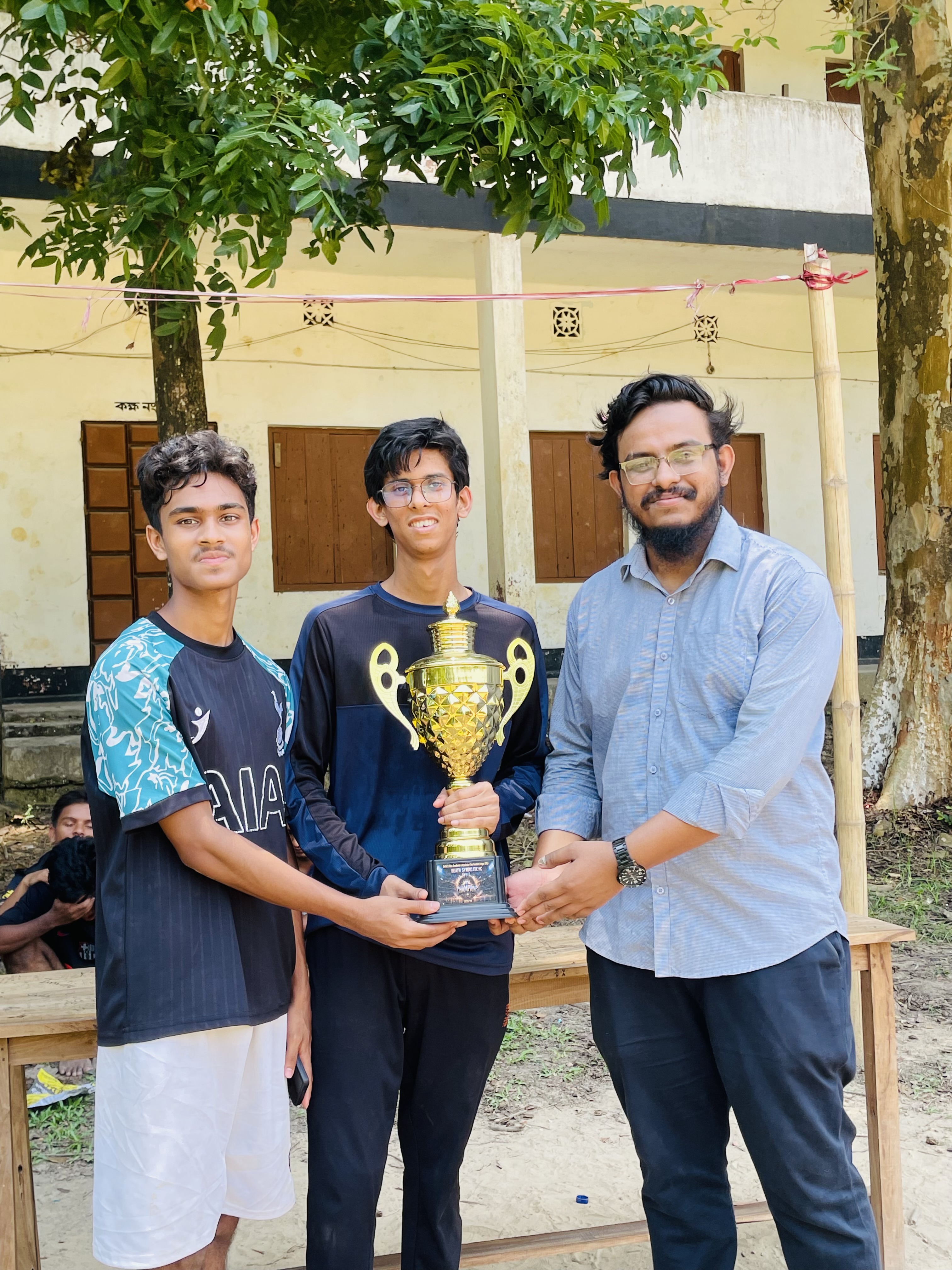 বেস্ট ডিফেন্সিভ মিডফিল্ডার দুইজন