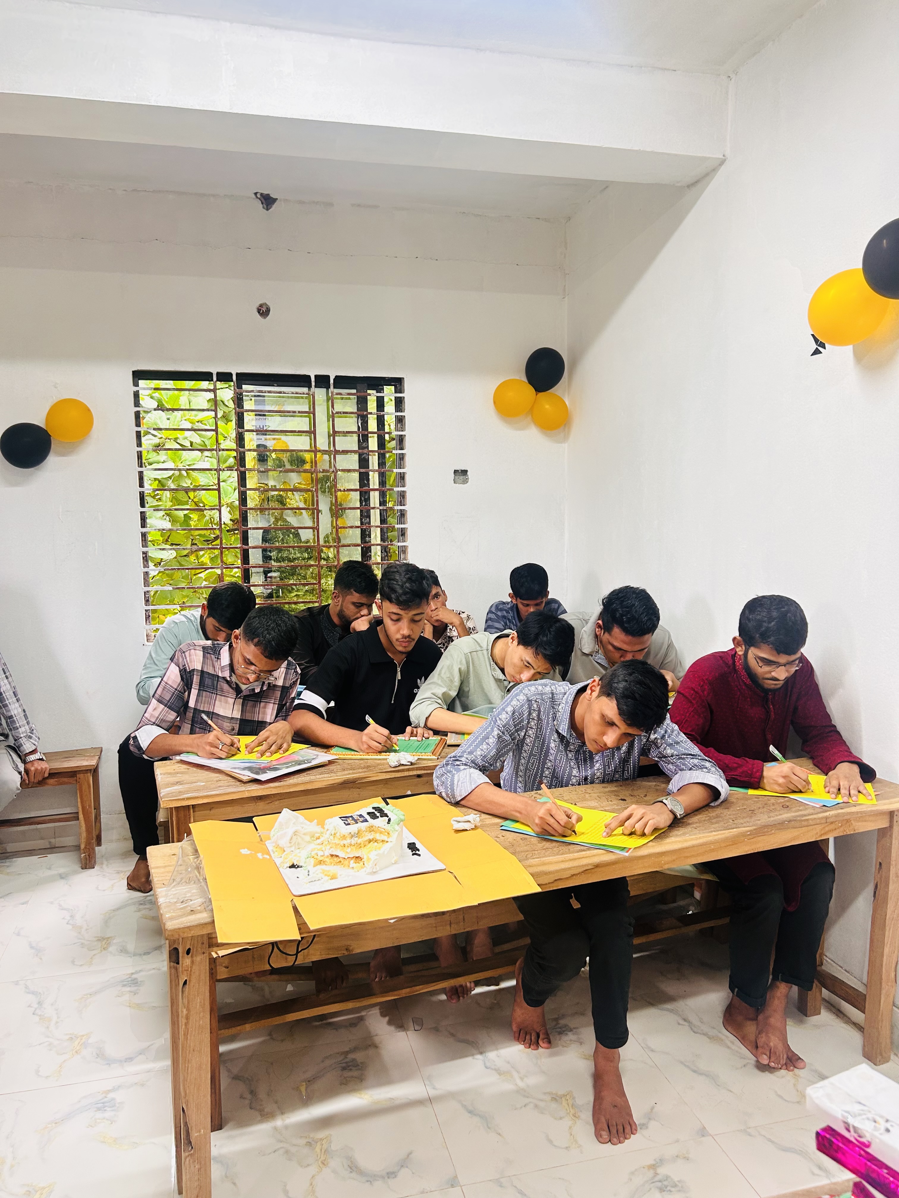 শেষ পরিক্ষা দিতে ব্যস্ত সবাই। প্রশ্ন: সিফাত স্যারের বাজে গুণাবলি গুলো লিখো