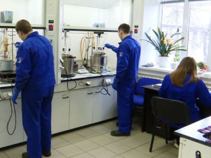 Студенты вузов Тамбова проходят практику на крупном предприятии химической продукции