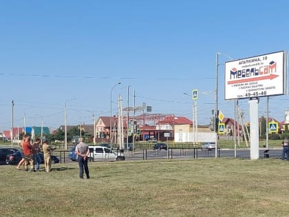 В Тамбове демонтировали рекламный щит у ТЦ «Пчелка»